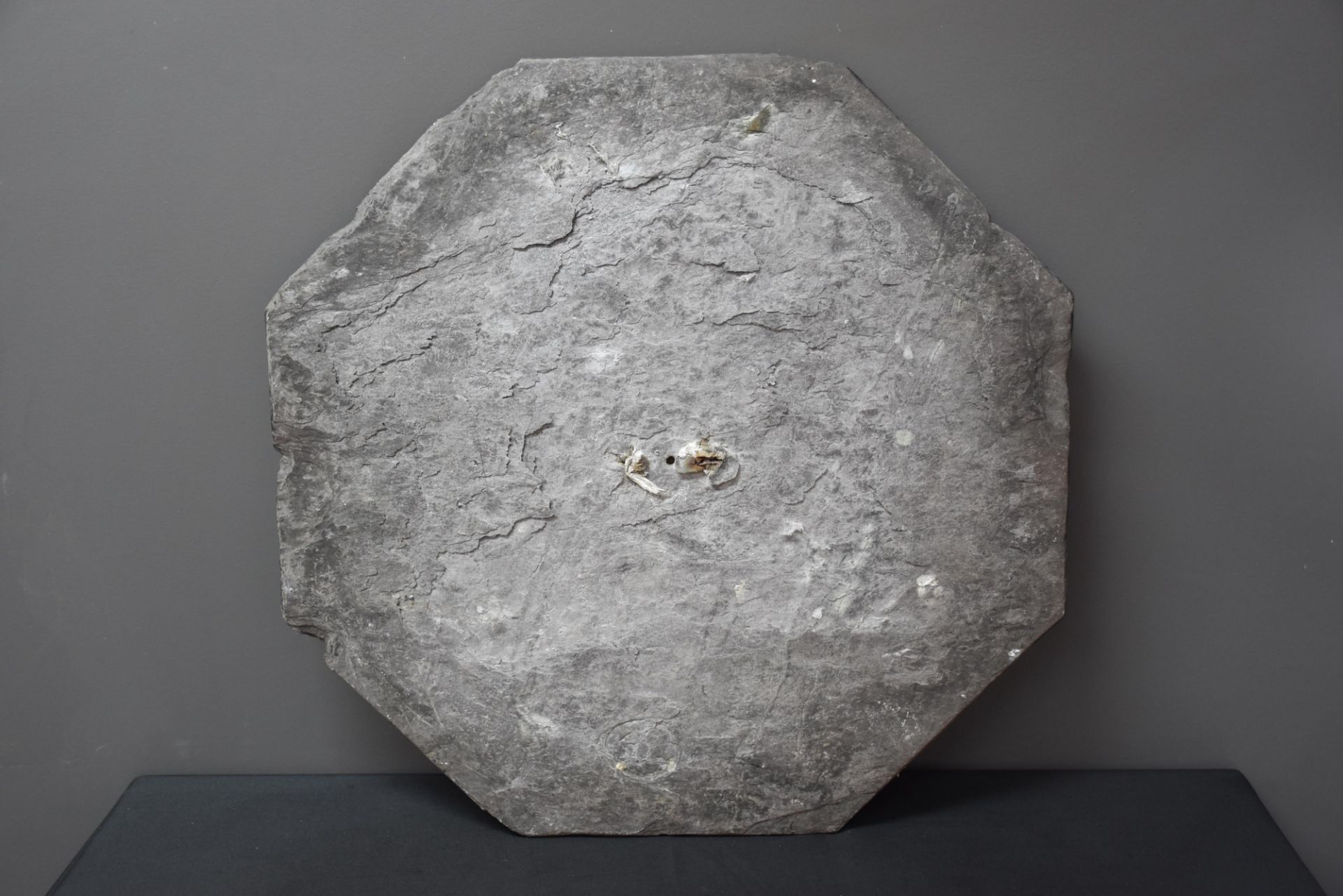 Sundial in blue stone. Period XVIII th century. (small chips, wear). Diameter : 45 cm. - Image 4 of 4