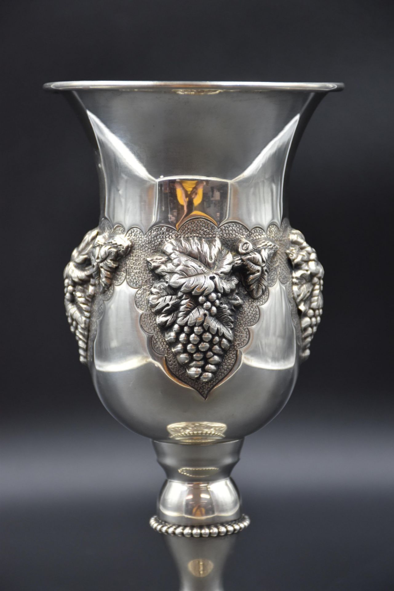 Chalice in sterling silver 925 with grapevines decoration, inside in vermeil, hallmark 925. Height : - Image 2 of 5