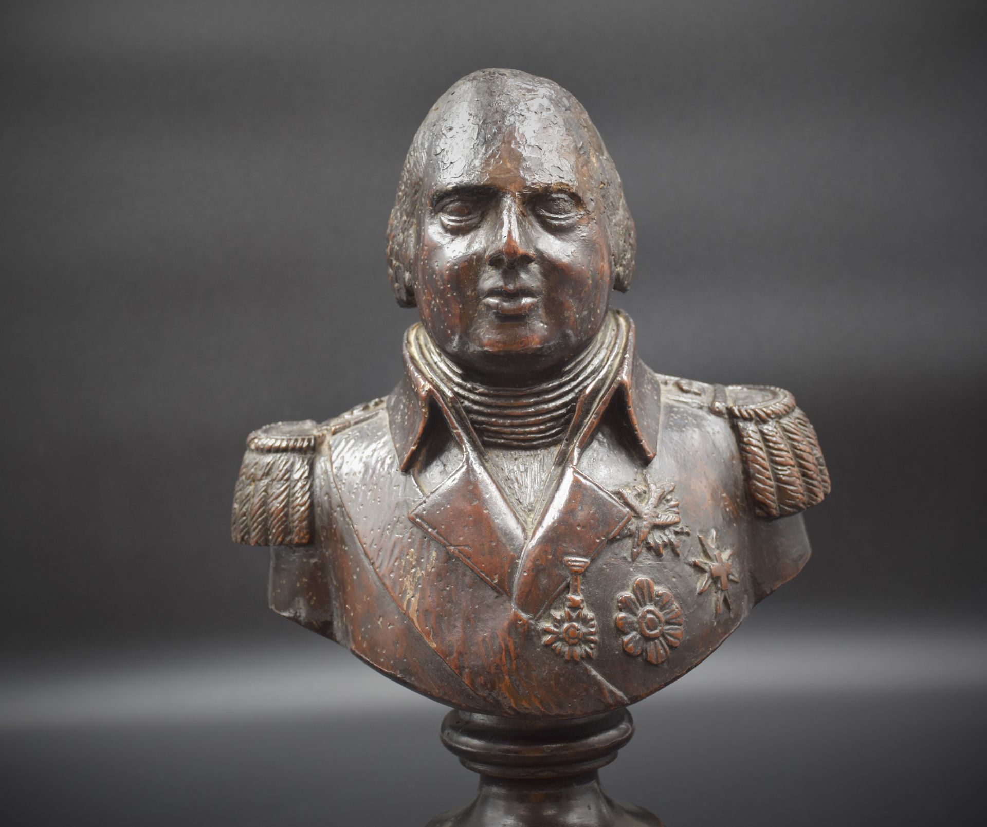 Carved wooden bust representing Louis XVIII adorned with his medals. Crowned epaulets. Wear and tear - Image 2 of 4