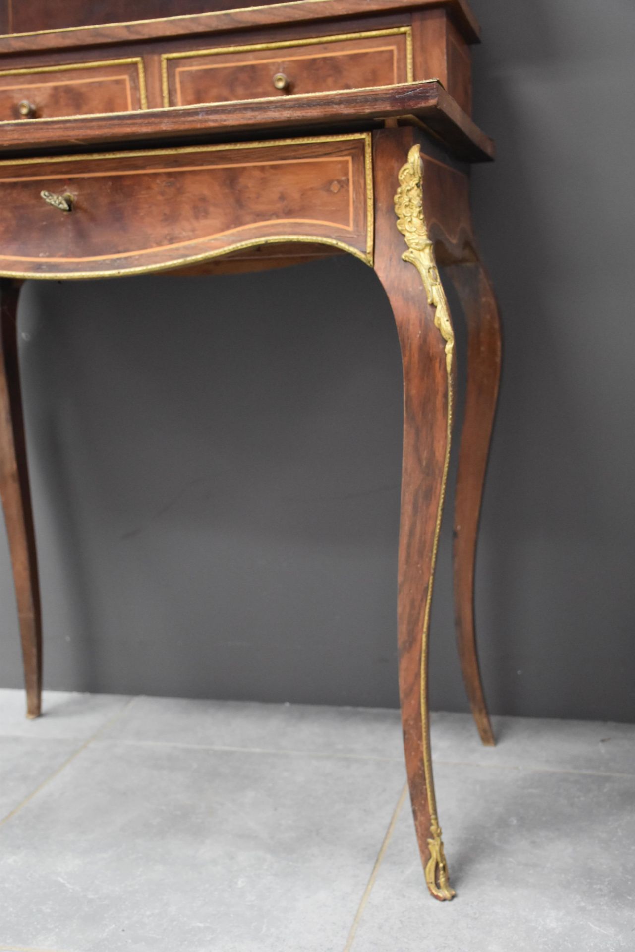 Napoleon III style stepped lady's desk. French work in veneer and bronze ornaments. Height: 116 cm. - Image 2 of 7