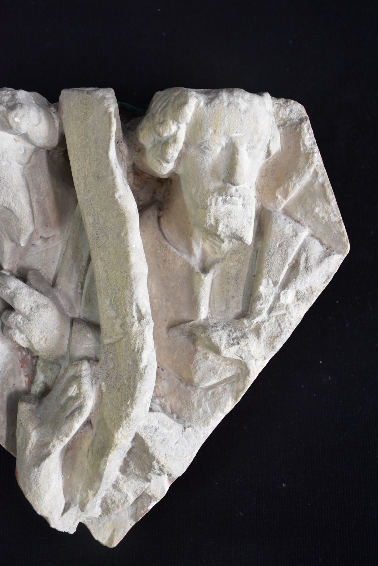 Carved stone keystone representing 2 apostles. Gothic period. Height : 30 cm.  Carved stone keystone - Bild 2 aus 6