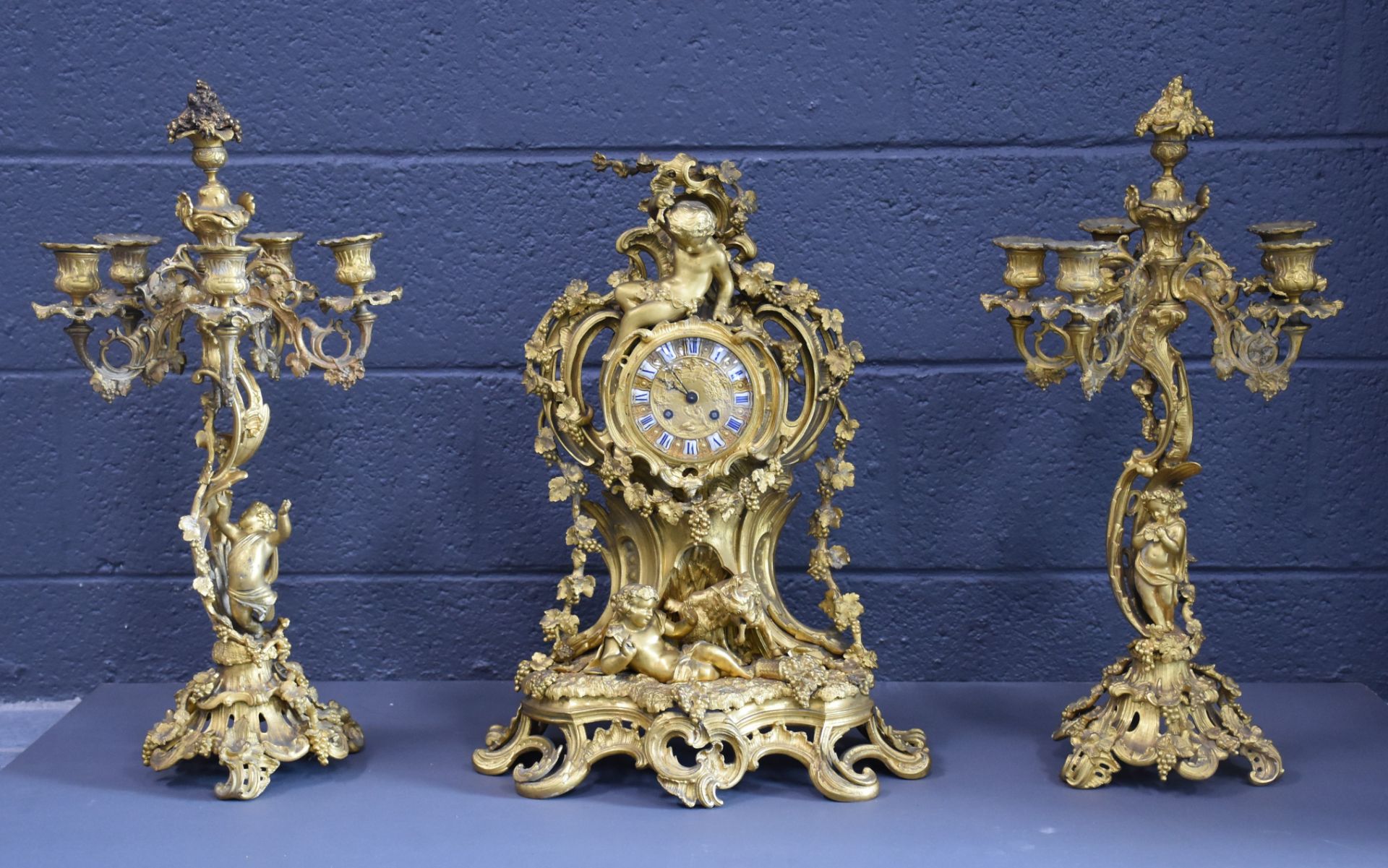 Rocaille style gilt bronze trim with putti decoration. Napoleon III period. Beautiful dial with reli