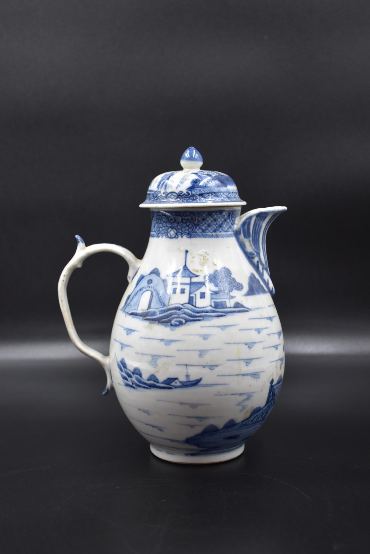 18th century Chinese porcelain coffee pot with white/blue pagoda decoration. Height : 23 cm.