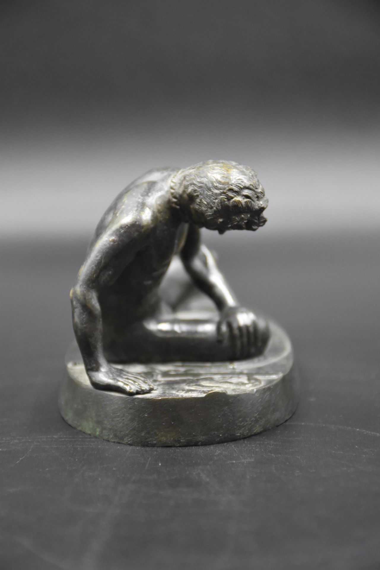 The dying Gallic warrior. Small bronze XIXth said of the great tour. Height: 8 cm. Length: 14 cm. - Bild 3 aus 5