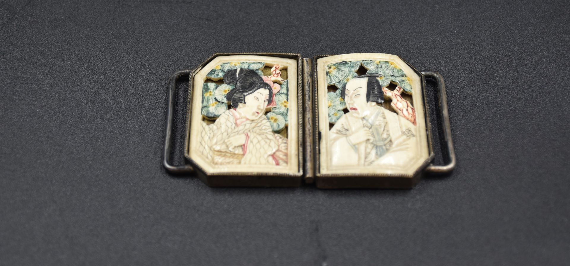 Japan (1920-1930), worked ivory belt buckle with silver plated metal frame, Dimensions : 7,5 x 5 cm