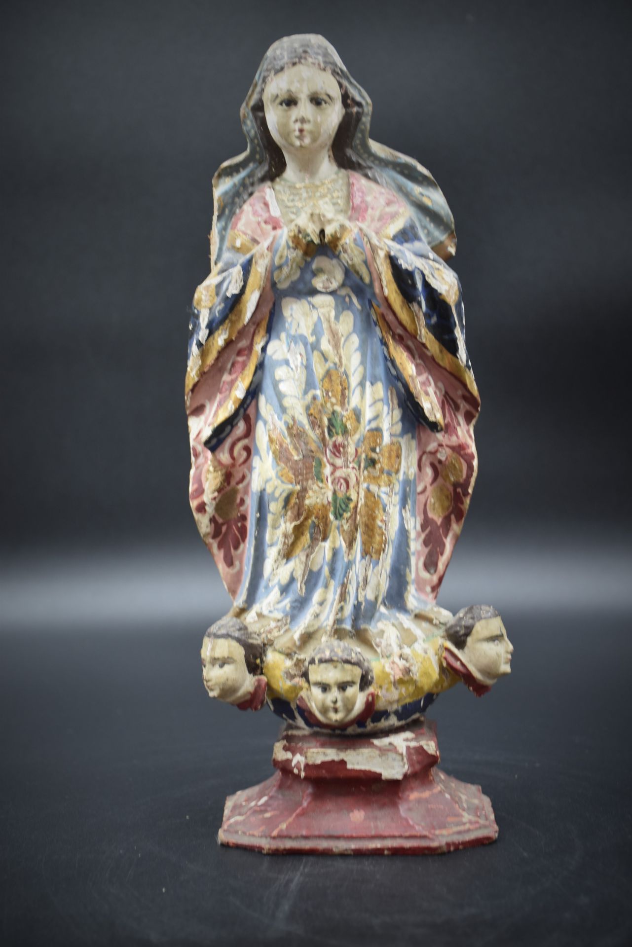 Virgin in prayer, carved and polychromed wood 18th century. Height : 30 cm. Missing fingers.