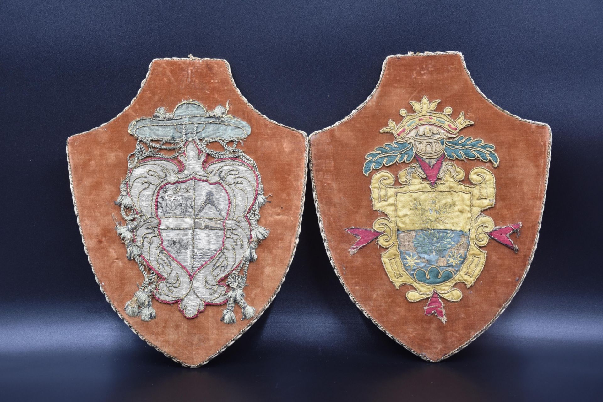 Coat of arms / heraldry : Pair of embroidered coats of arms XVIII th century. Ht panels: 19.