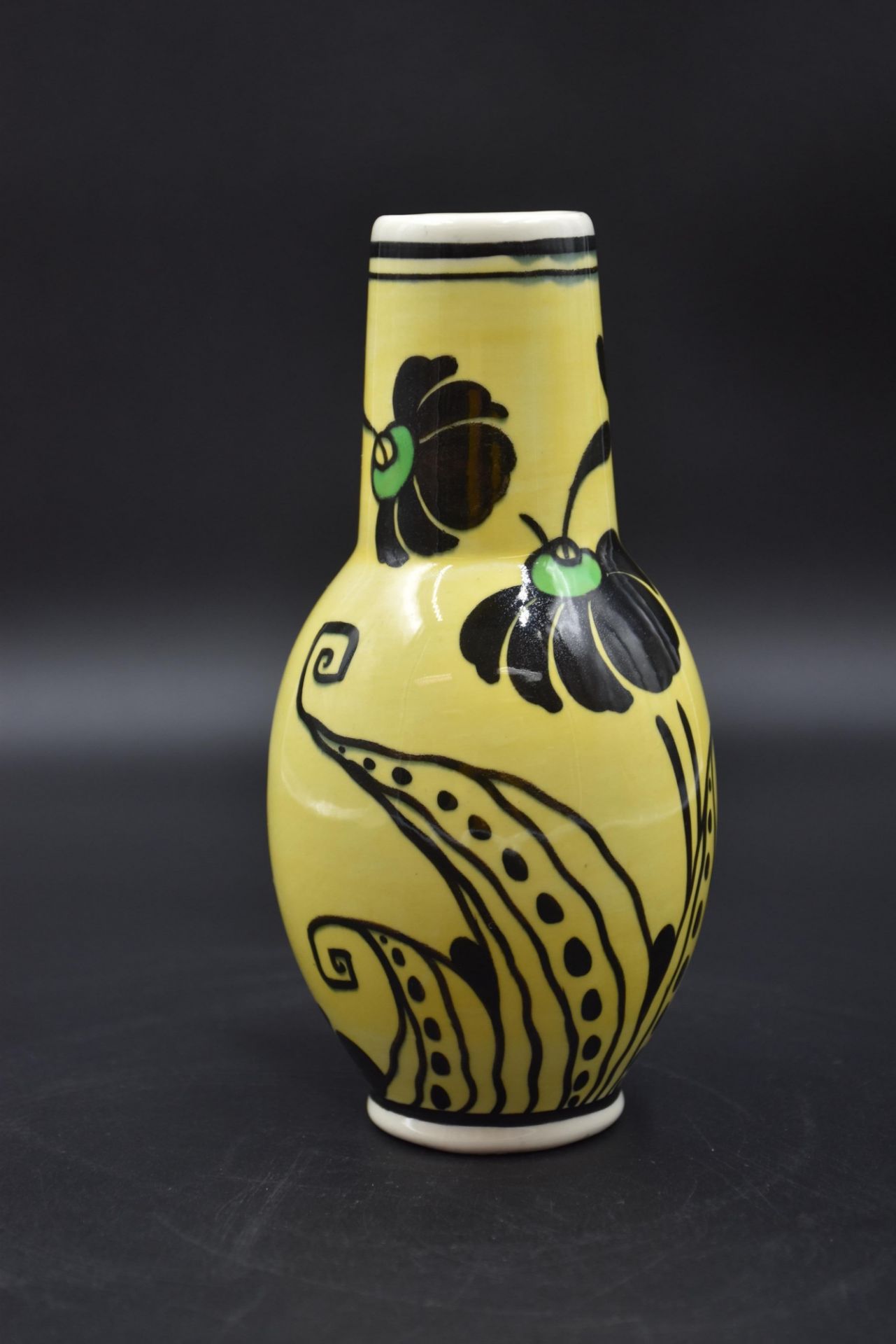 Boch Keramis vase decorated with stylized flowers on a yellow background. Height : 18 cm. - Bild 2 aus 3