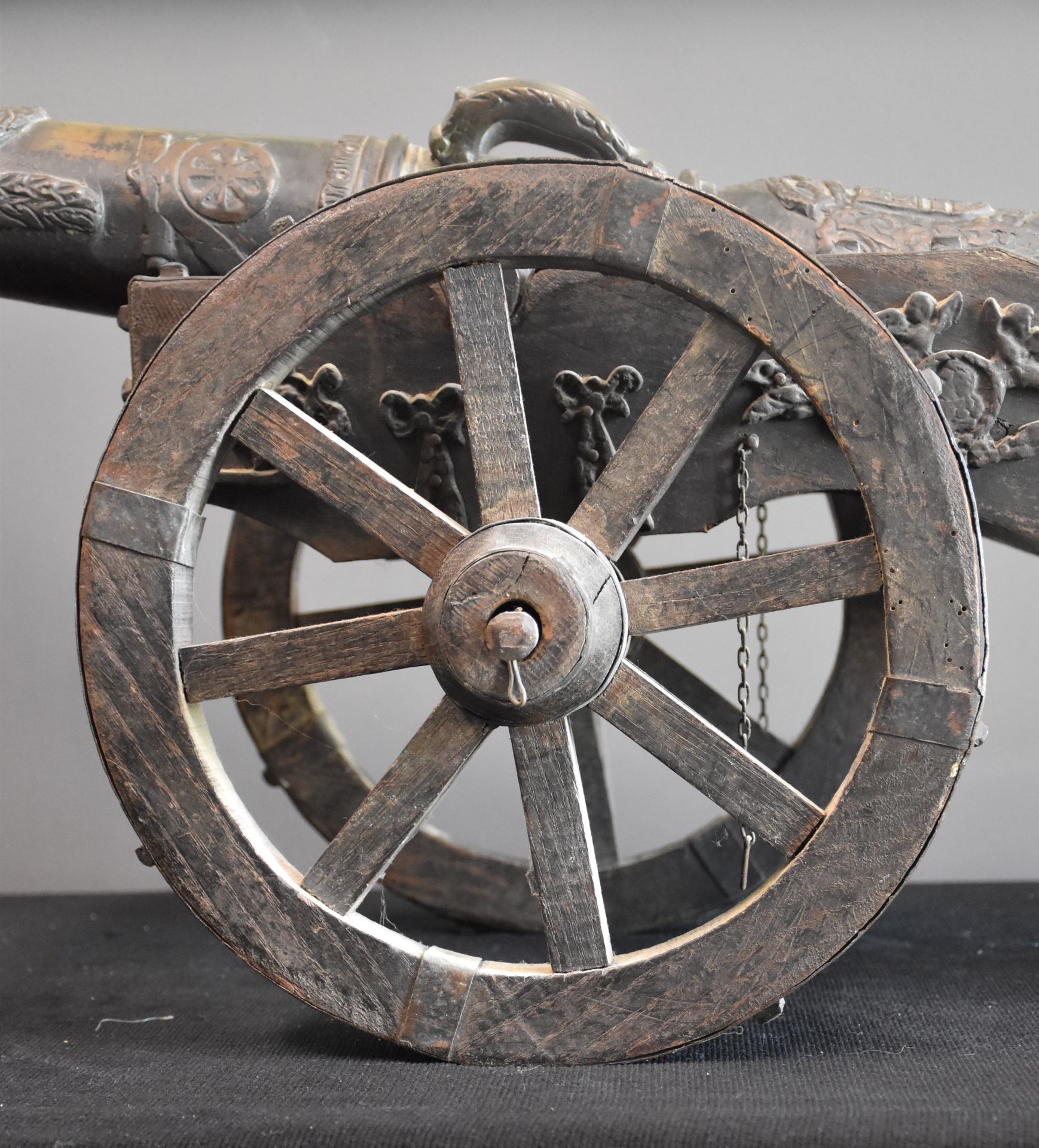 Small gun (not functional) in bronze. Wood and copper carriage. Barrel length: 71 cm. Total length:  - Image 3 of 7