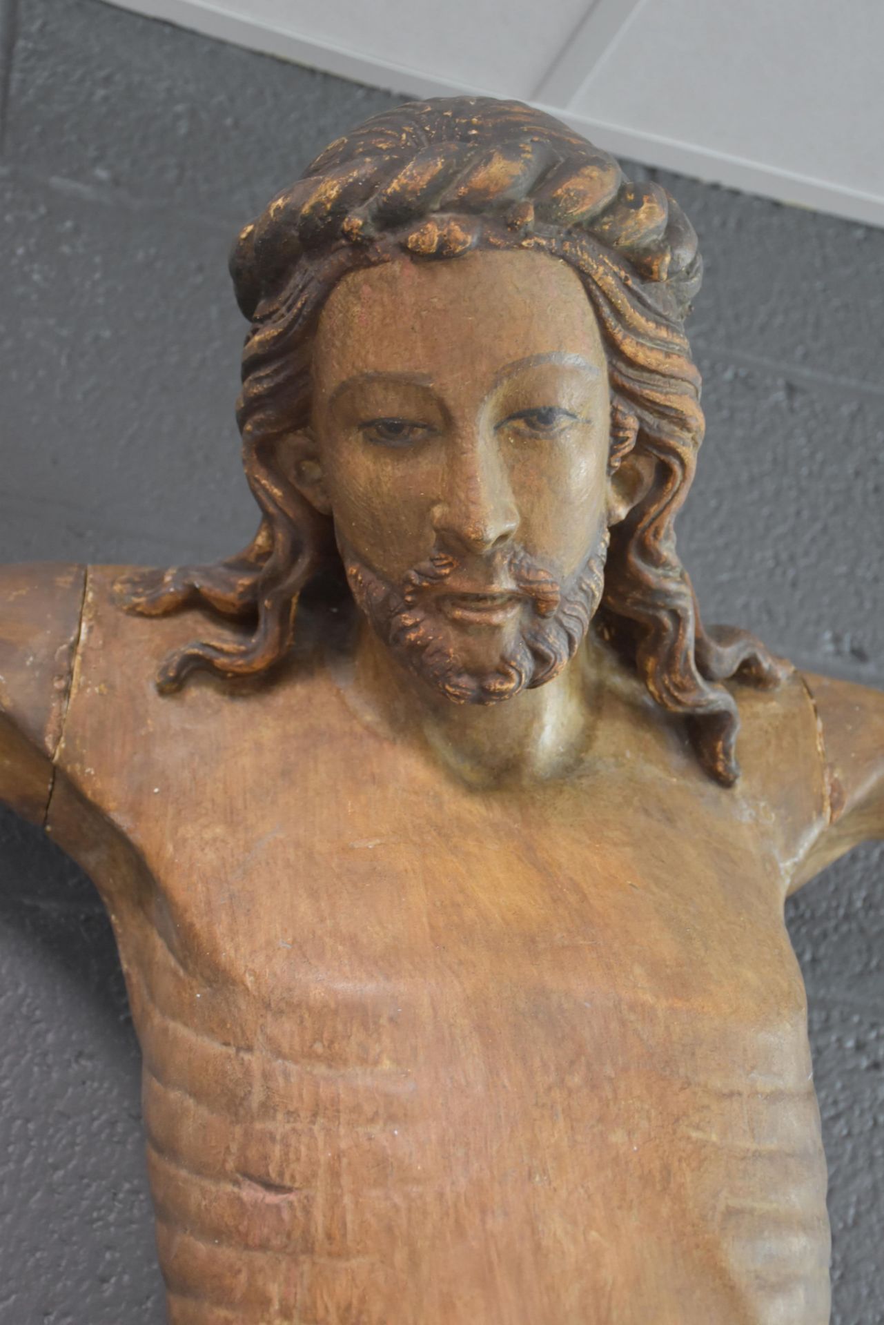 Important neo-Gothic Christ in plaster with a trompe l'oeil patina in polychromed wood. Height : 165 - Bild 5 aus 5