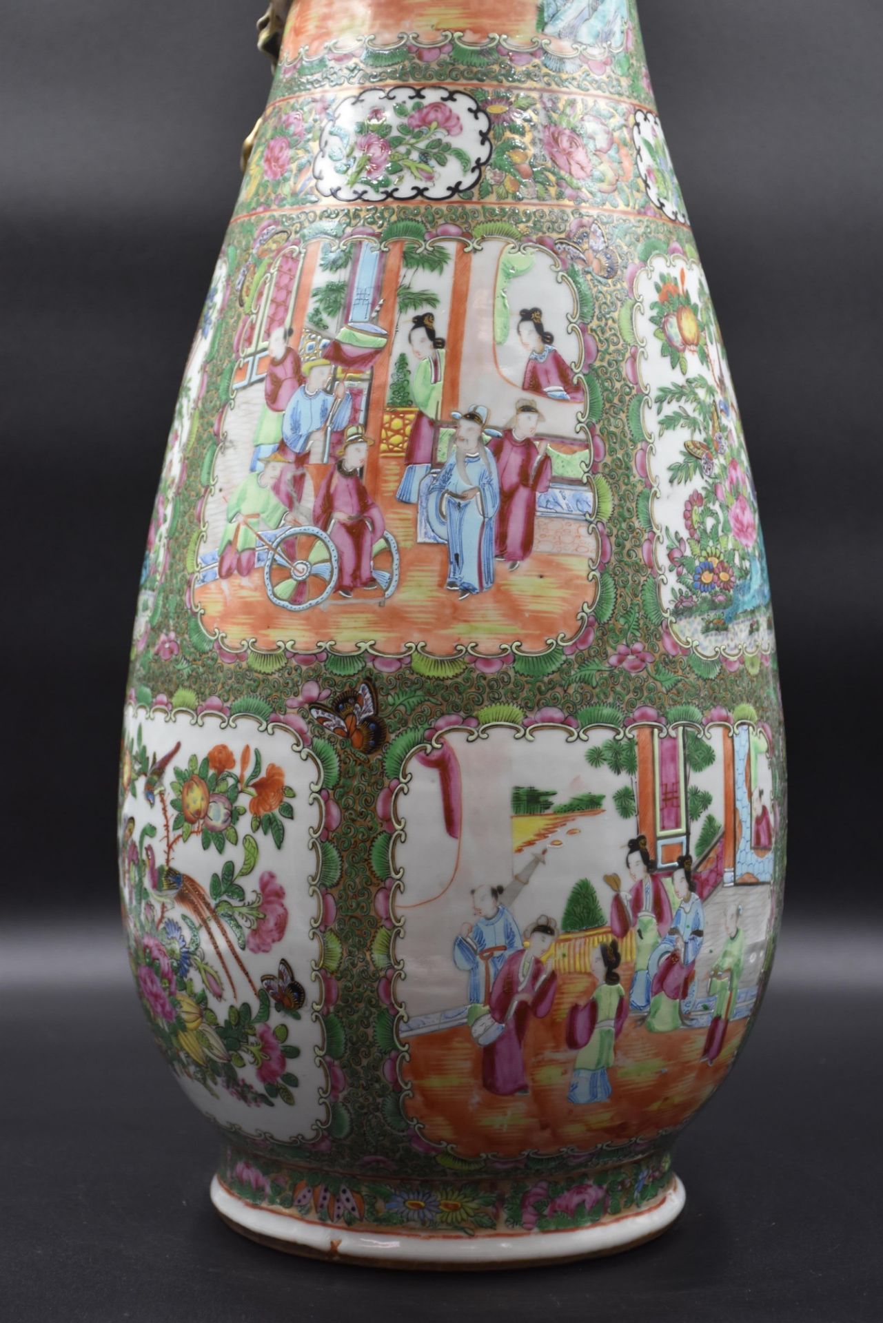 Canton porcelain vase with animated decorations in reserves. Gilded dragon in relief chasing the sac - Image 2 of 8