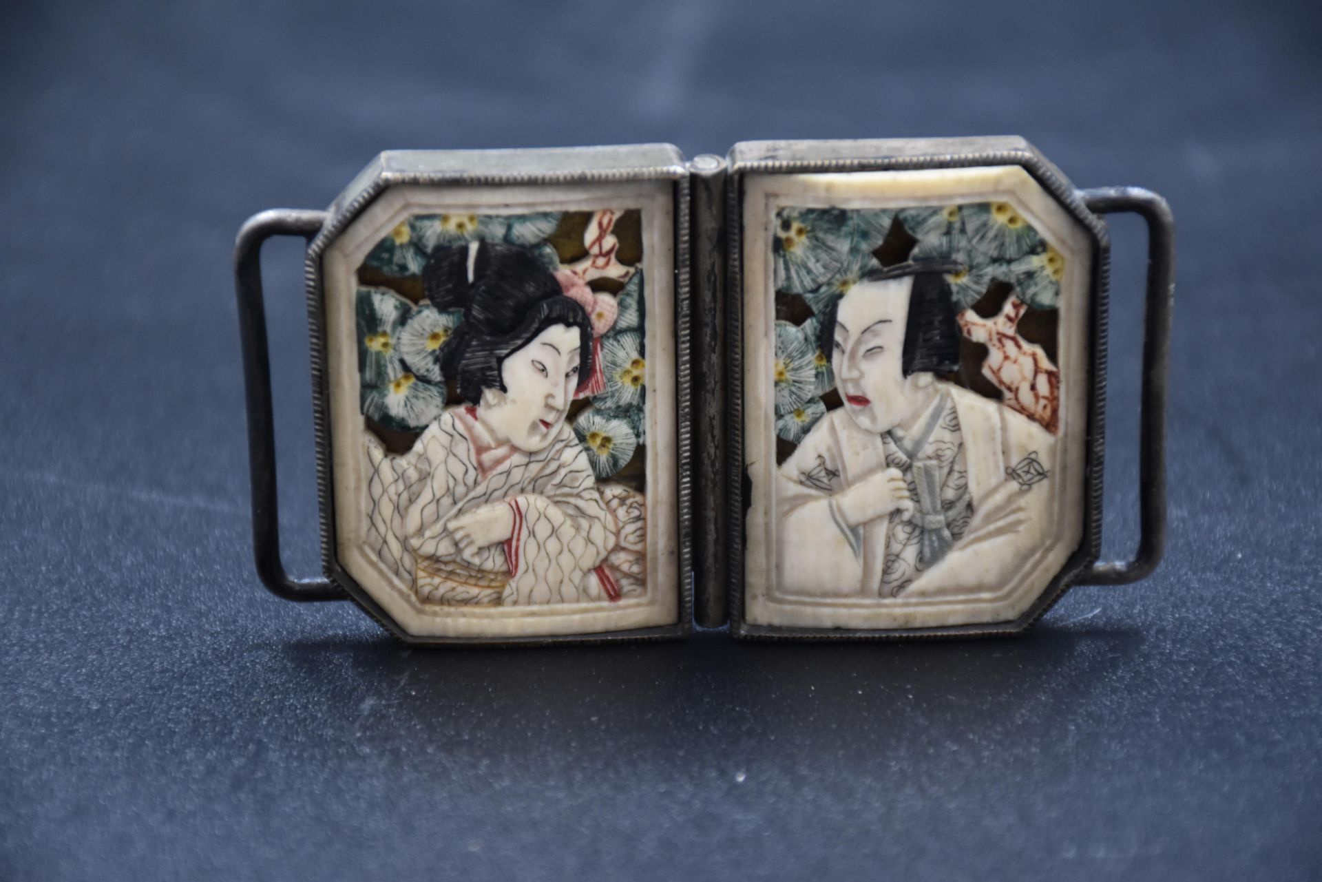 Japan (1920-1930), worked ivory belt buckle with silver plated metal frame, Dimensions : 7,5 x 5 cm - Image 2 of 3