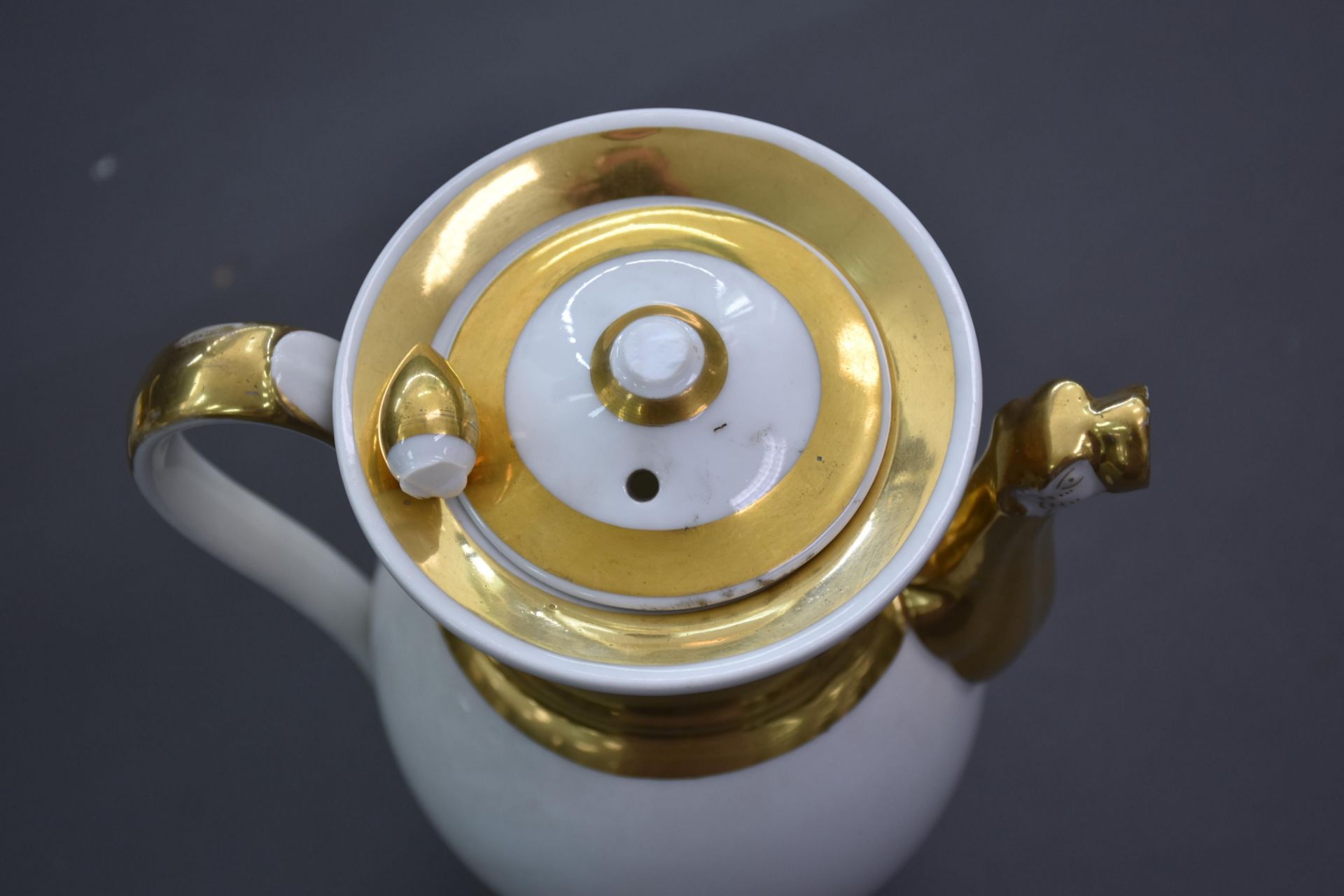 Part of a coffee service in Brussels porcelain with golden edges. Empire style. Composed of a coffee - Bild 8 aus 10