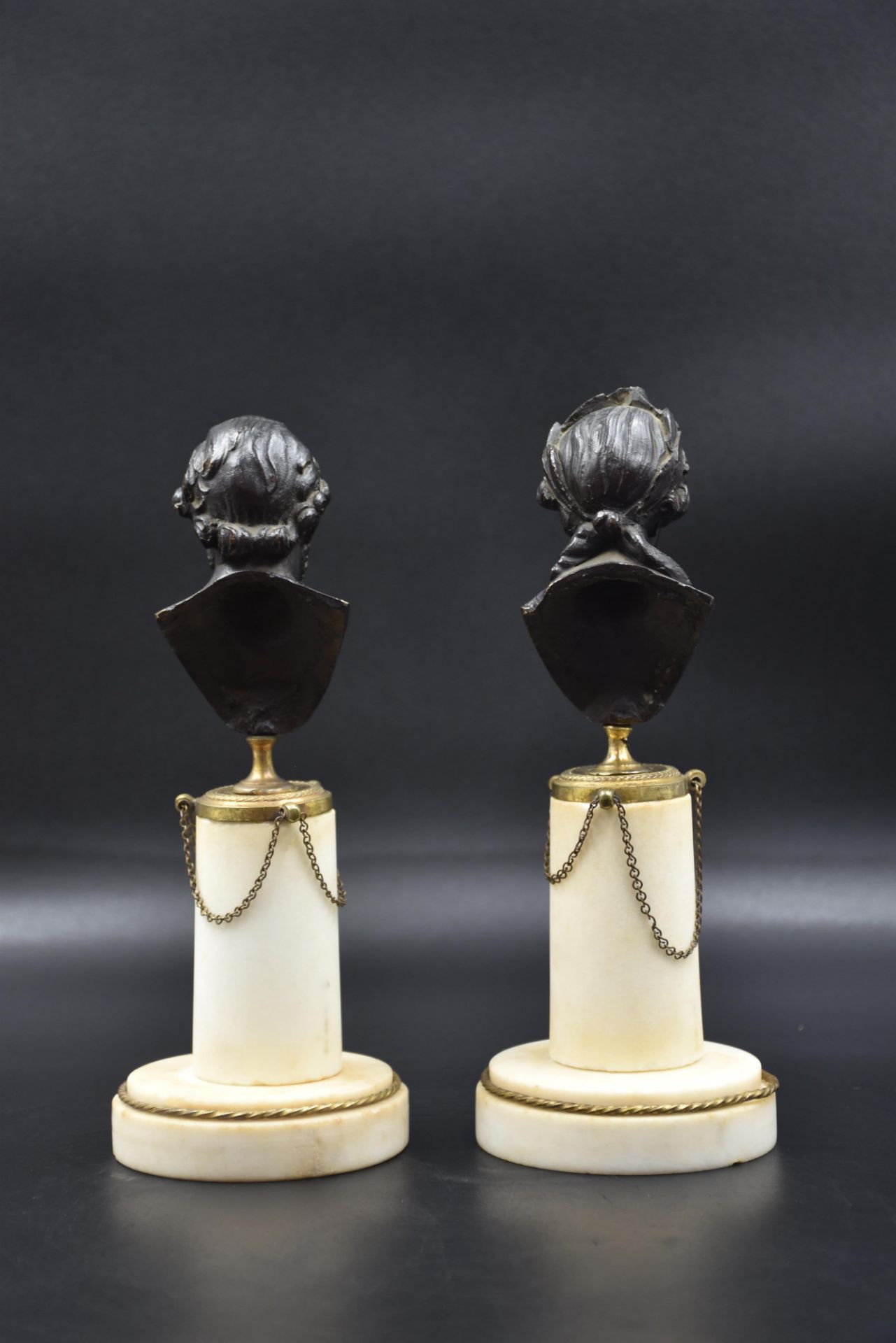 Pair of 18th century bronze busts, white marble bases representing Henry IV and an illustrious chara - Bild 3 aus 6