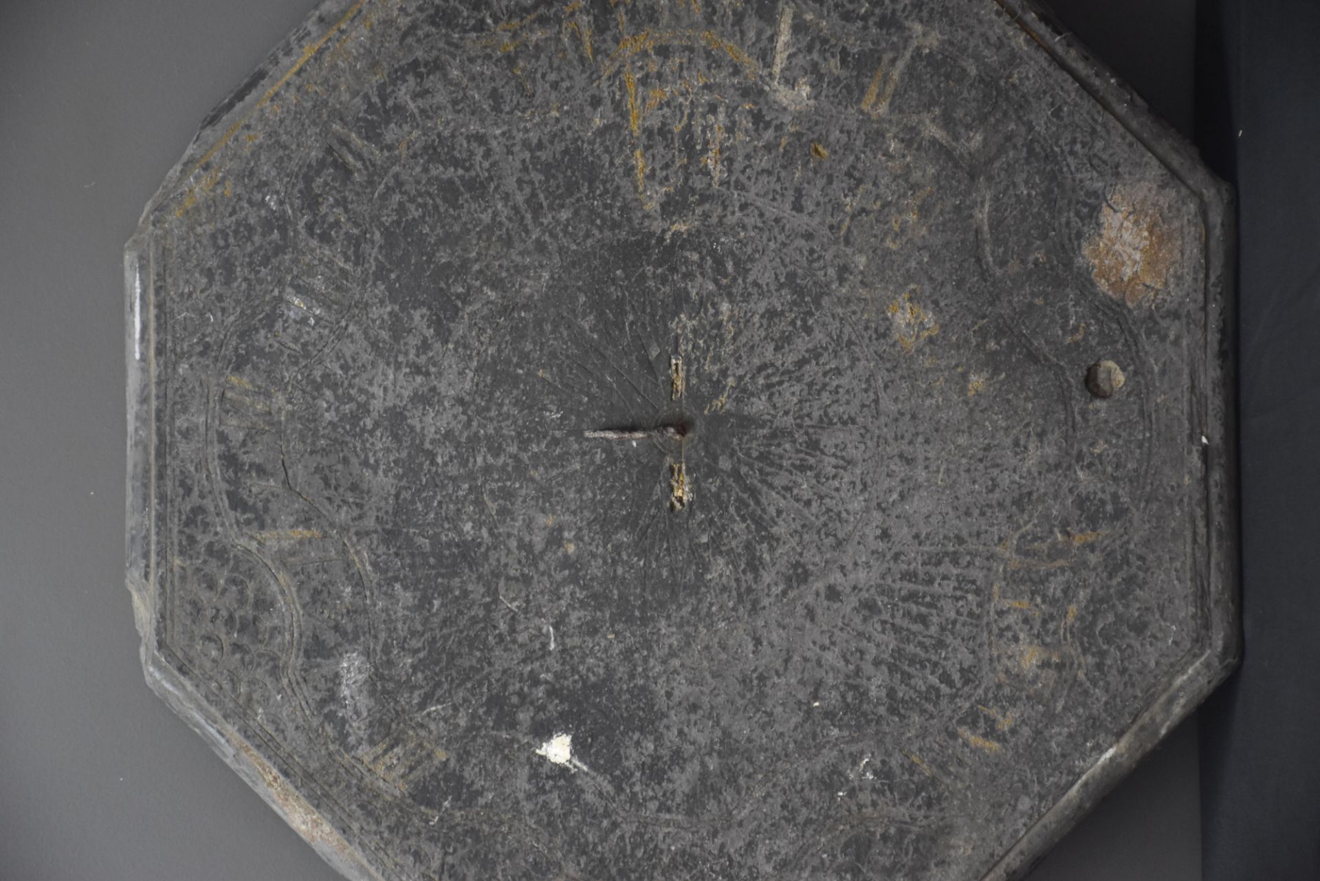 Sundial in blue stone. Period XVIII th century. (small chips, wear). Diameter : 45 cm. - Bild 2 aus 4