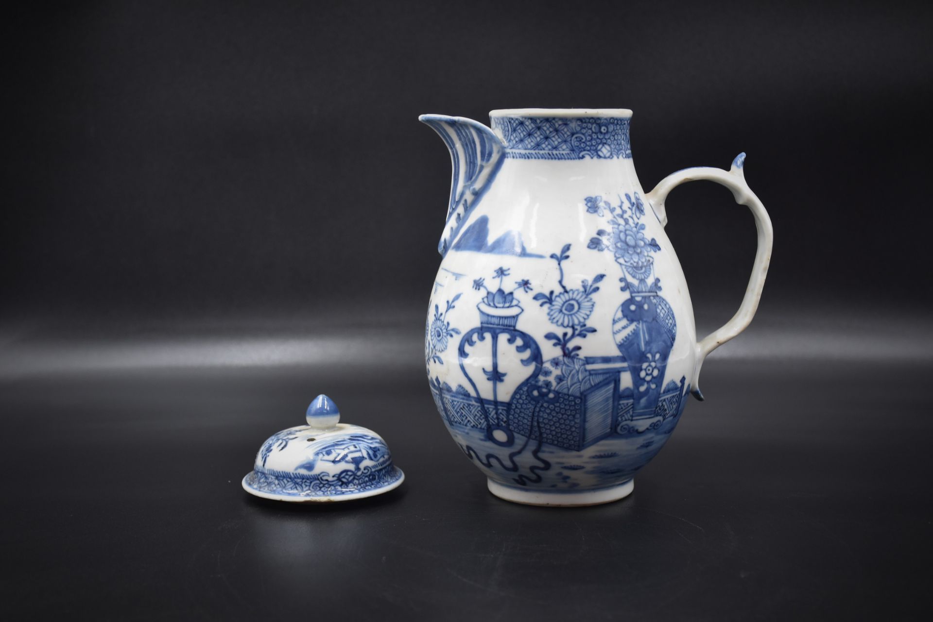 18th century Chinese porcelain coffee pot with white/blue pagoda decoration. Height : 23 cm. - Bild 4 aus 5