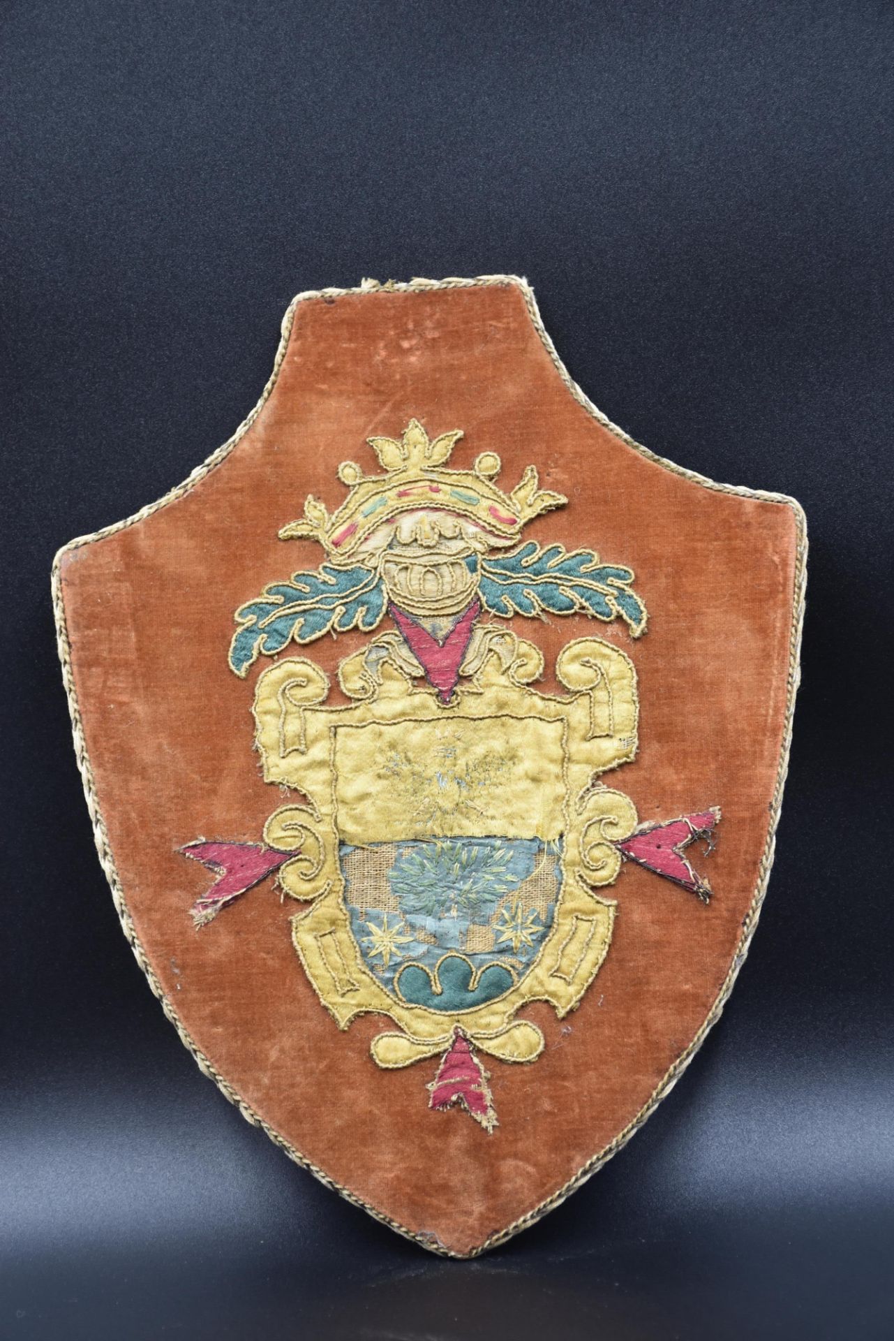 Coat of arms / heraldry : Pair of embroidered coats of arms XVIII th century. Ht panels: 19. - Image 3 of 6