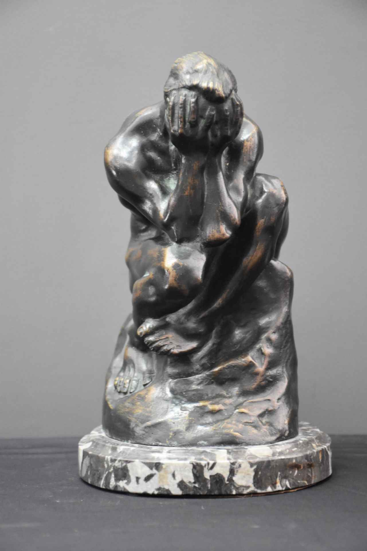 A. RODIN Bronze figure holding his head in his hands. Work around 1930. Bears the signature A. Rodin - Bild 3 aus 6