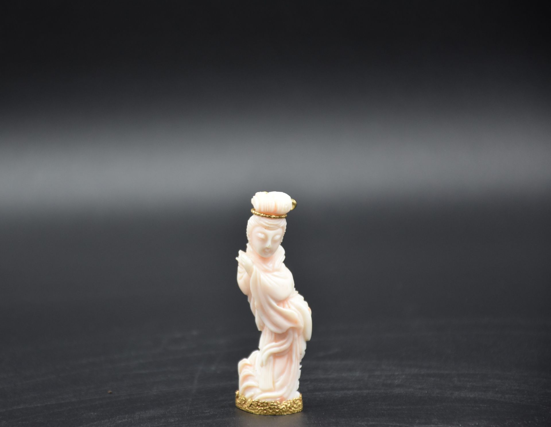 Carved coral with a base and an eagle's head hallmarked 18 K gold clasp. Height: 7 cm. - Image 2 of 3