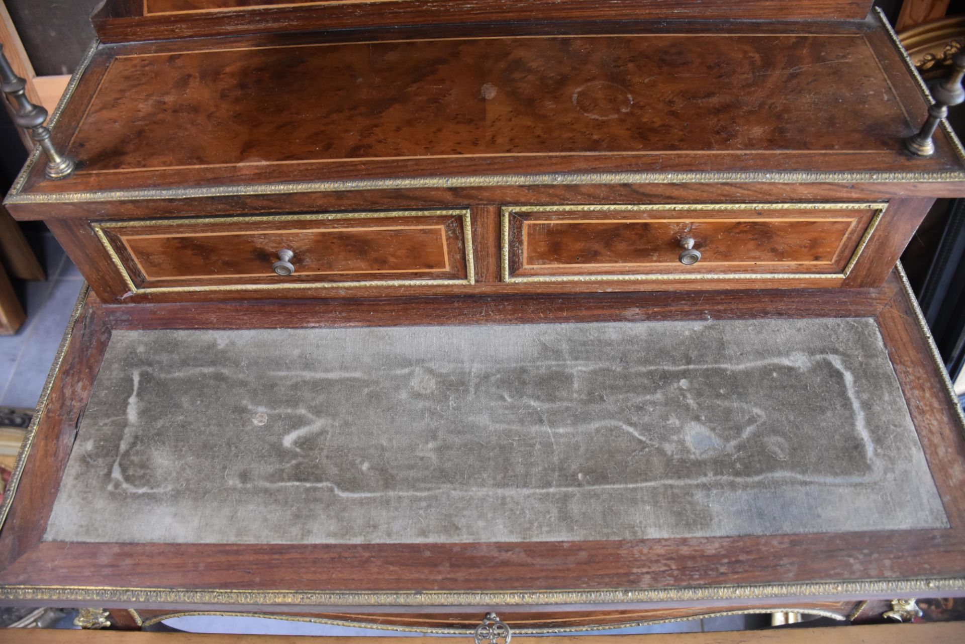 Napoleon III style stepped lady's desk. French work in veneer and bronze ornaments. Height: 116 cm. - Image 3 of 7