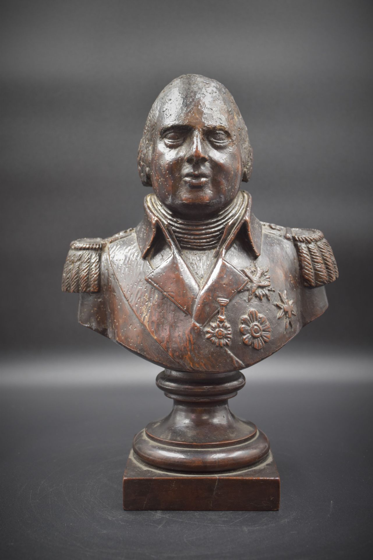 Carved wooden bust representing Louis XVIII adorned with his medals. Crowned epaulets. Wear and tear