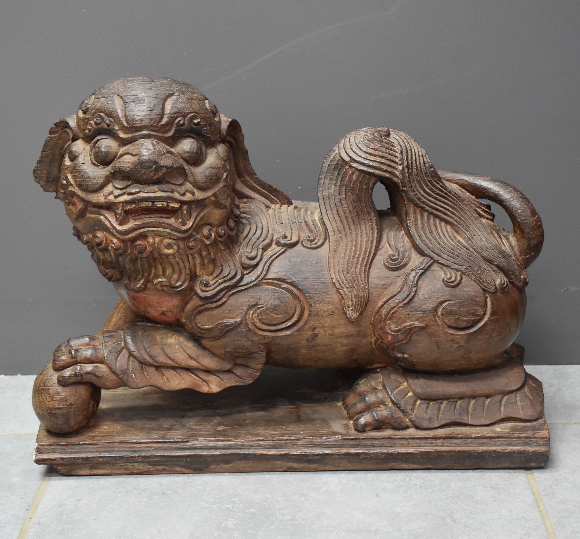 Two carved ironwood dogs, left front paw resting on a sphere, remains of polychromy. China end of 19 - Image 4 of 4