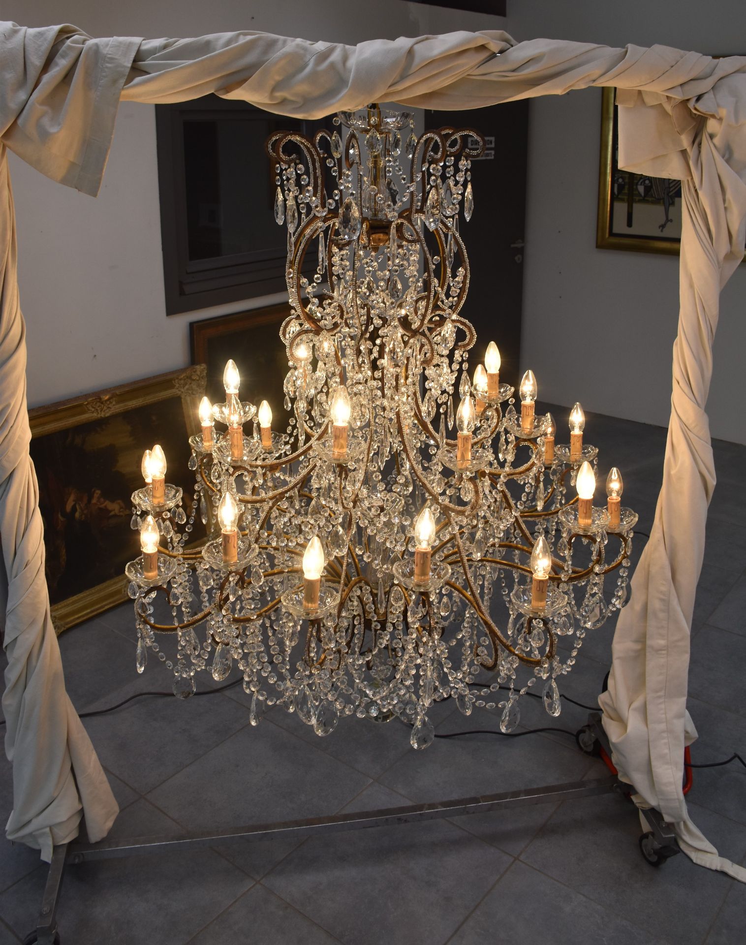 Exceptional pair of Italian romantic baroque type lights with 24 sconces circa 1960 from the famous  - Bild 4 aus 5