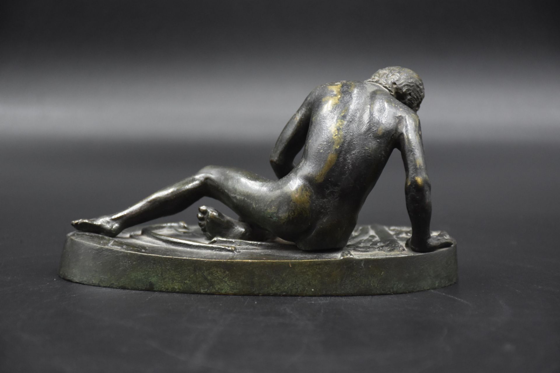 The dying Gallic warrior. Small bronze XIXth said of the great tour. Height: 8 cm. Length: 14 cm. - Bild 4 aus 5