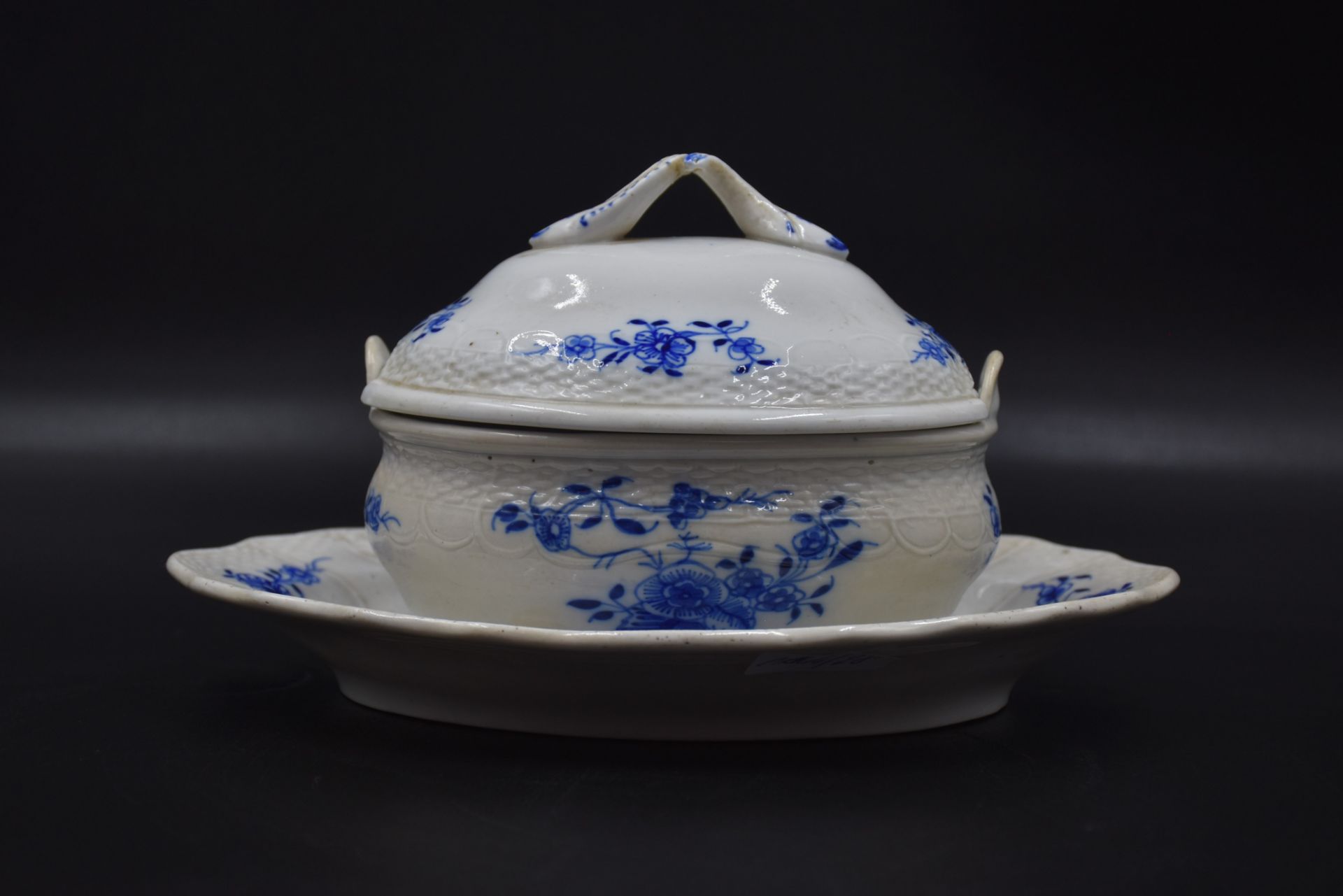 Small covered bowl in porcelain of Tournai with Ronda decoration matched with its tray. Wicker and t