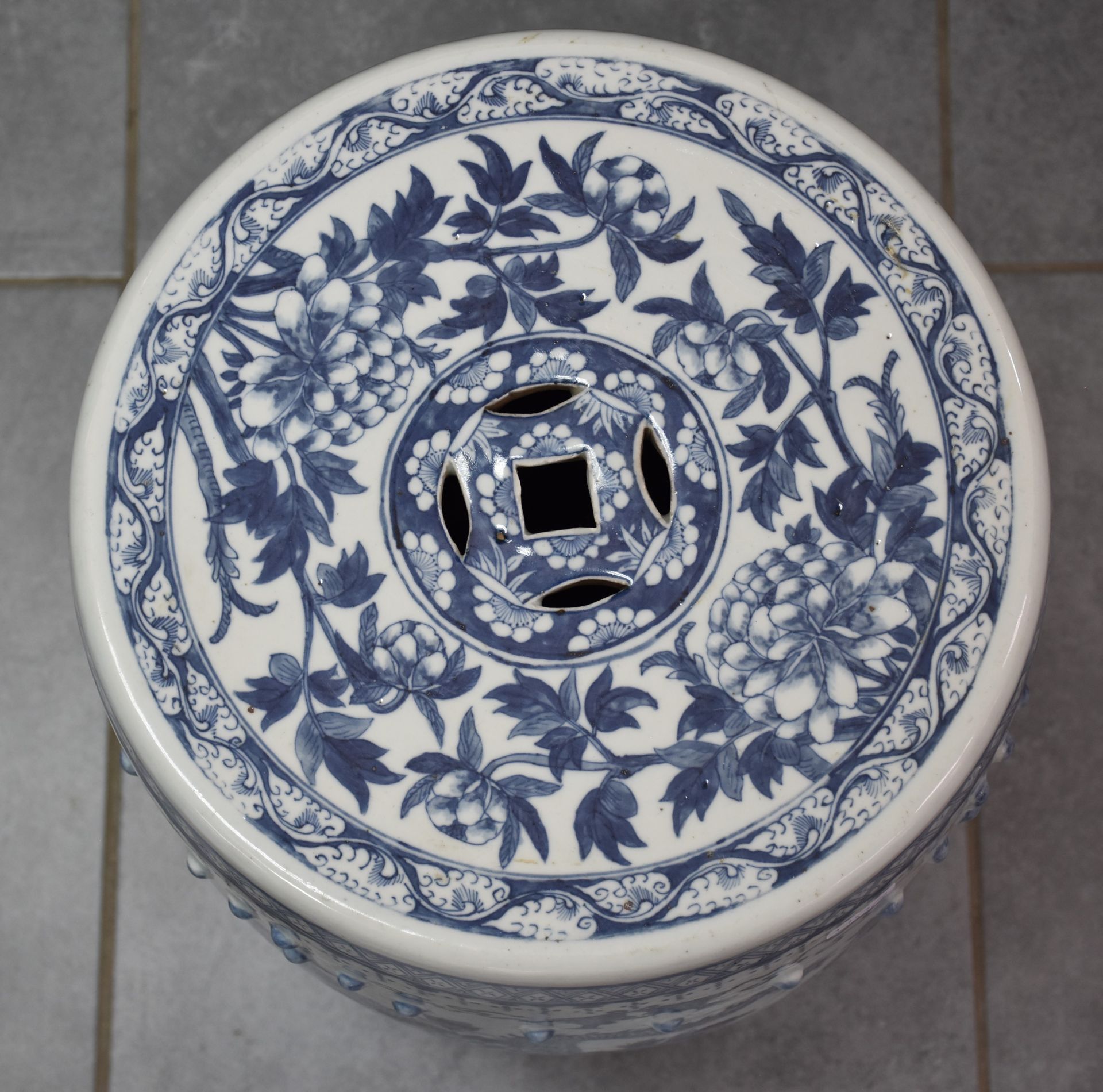 Porcelain stool of China around 1900 Ht: 48 cm. - Image 4 of 5