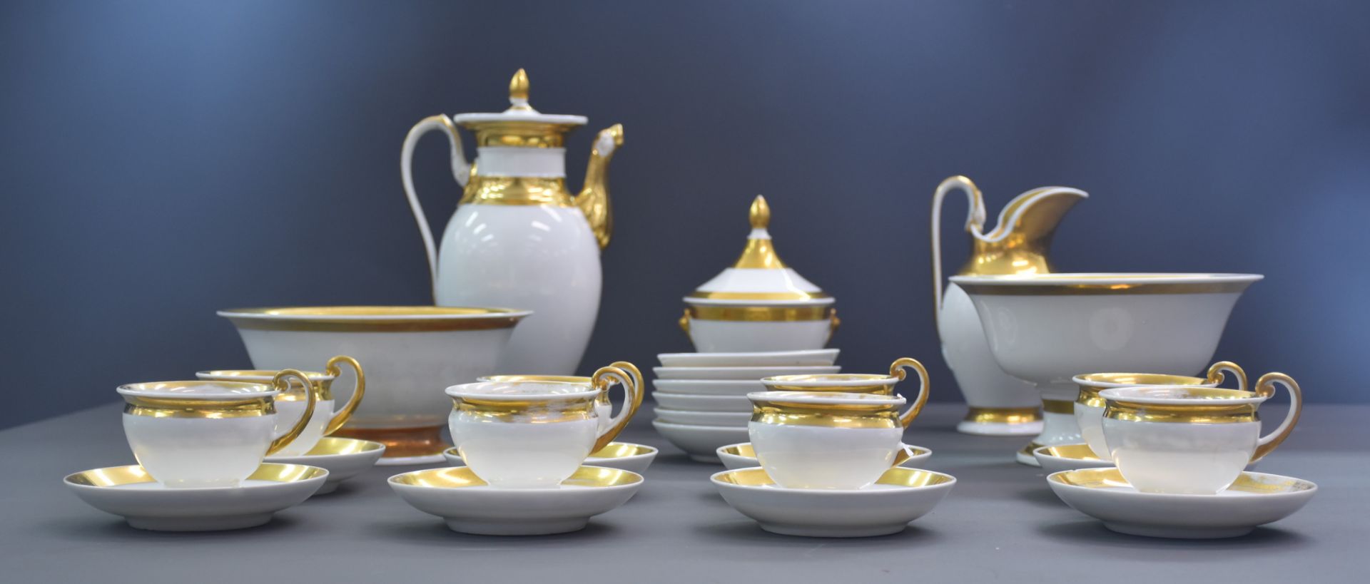Part of a coffee service in Brussels porcelain with golden edges. Empire style. Composed of a coffee - Bild 2 aus 10