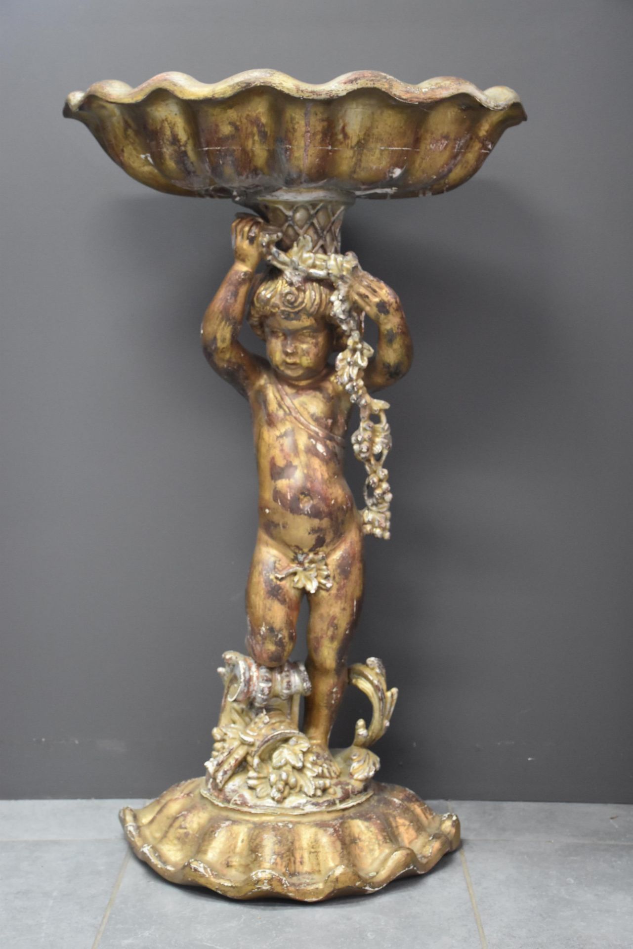 Venetian planter in carved and silvered wood representing a cherub with a shell. Height : 102 cm.