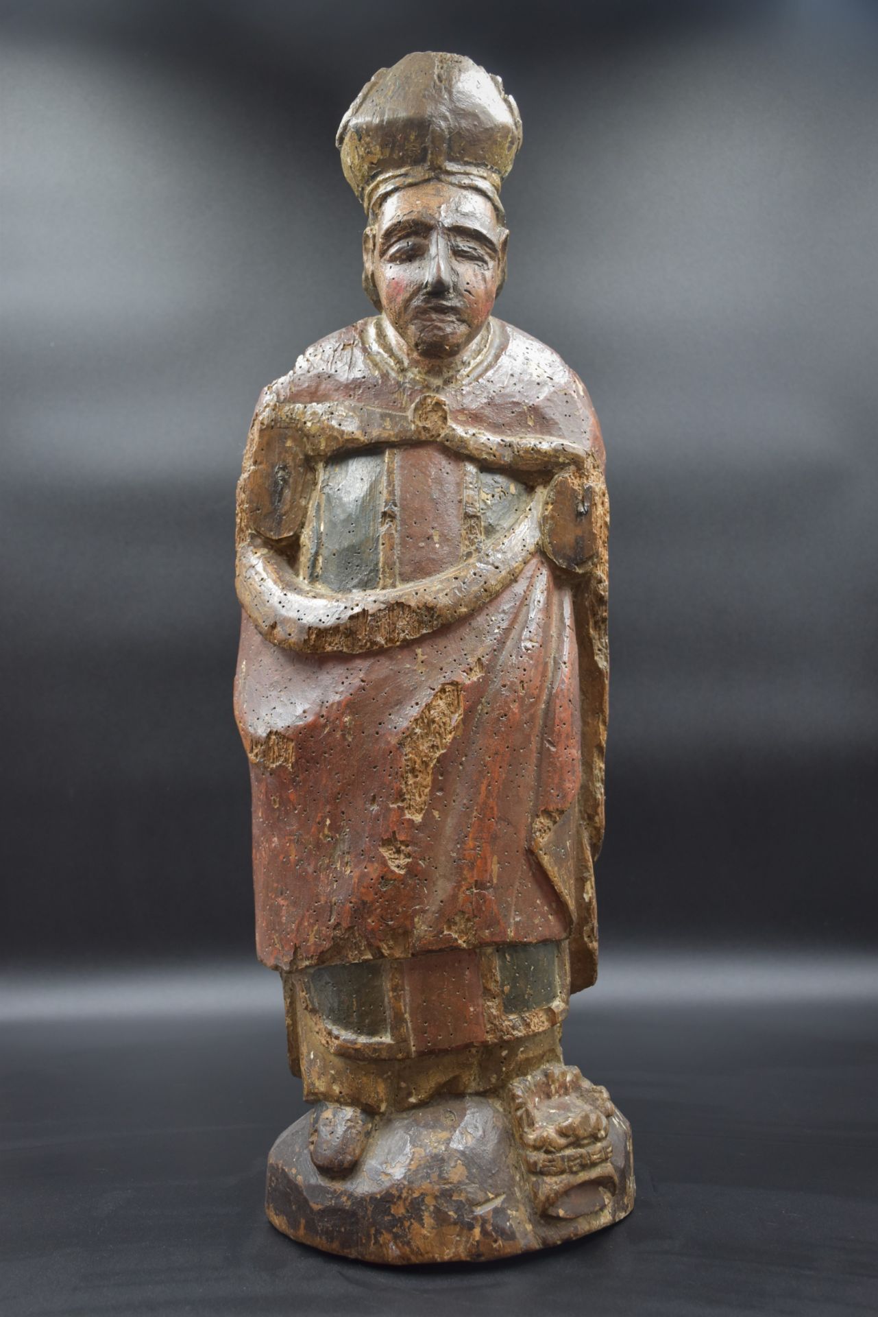 Saint with a mitre. Carved and polychromed wood around 1600. Height : 60 cm.