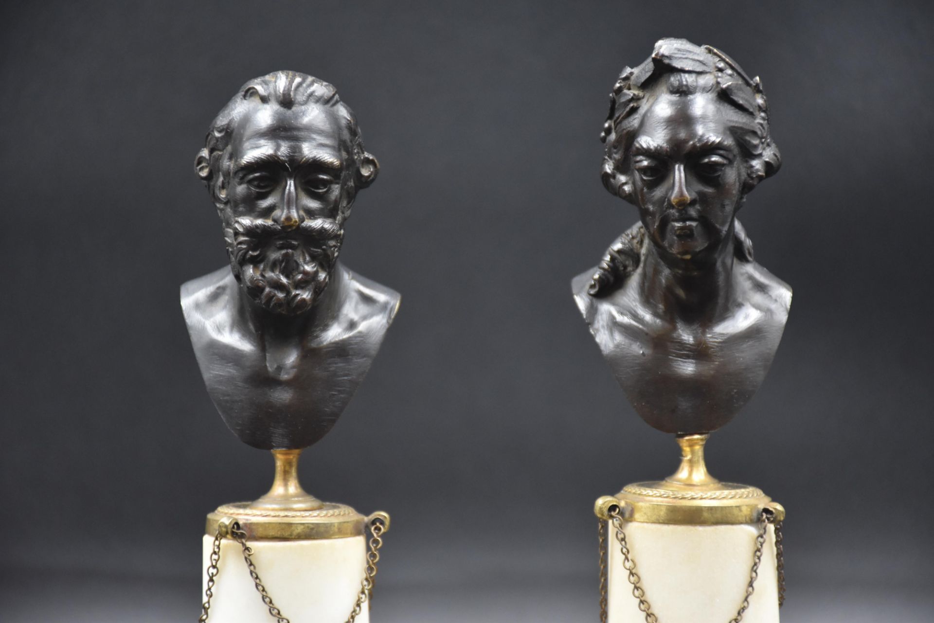 Pair of 18th century bronze busts, white marble bases representing Henry IV and an illustrious chara - Bild 2 aus 6