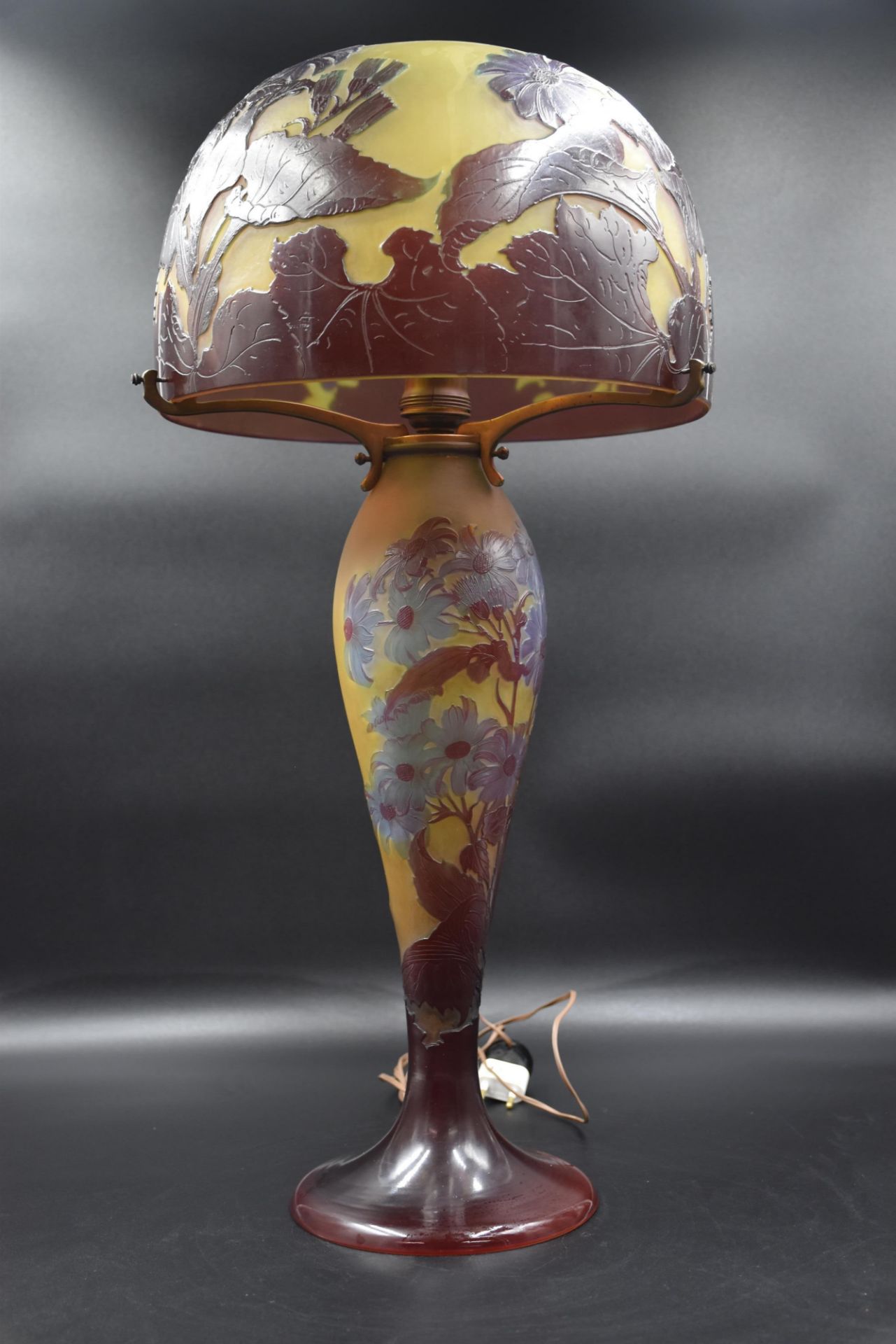 Emile GALLÉ (1846-1904). Mushroom lamp with an art nouveau floral decoration, acid-etched. An incide - Image 2 of 5