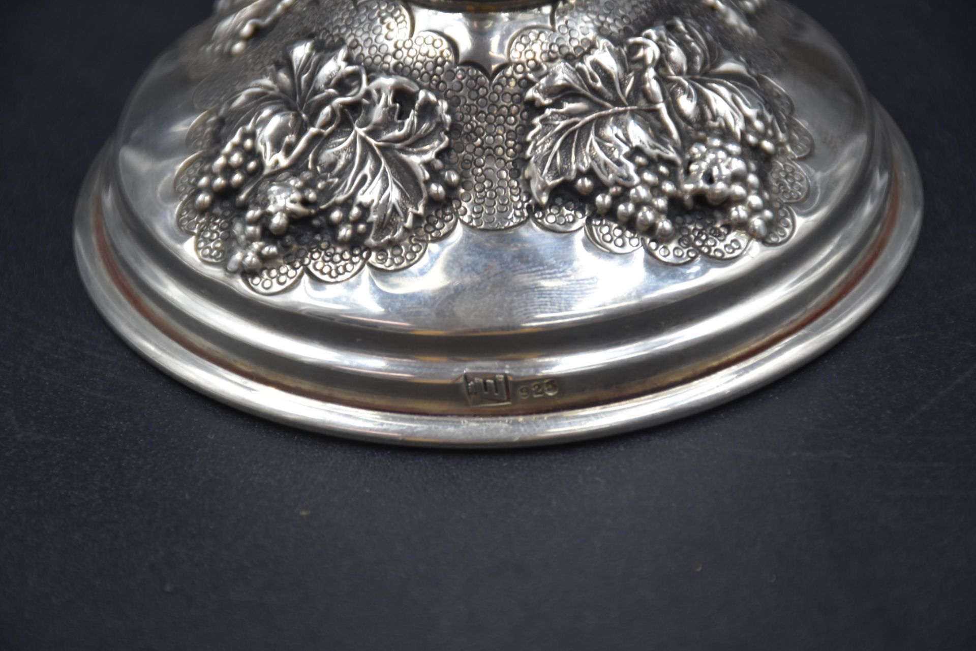 Chalice in sterling silver 925 with grapevines decoration, inside in vermeil, hallmark 925. Height : - Image 5 of 5