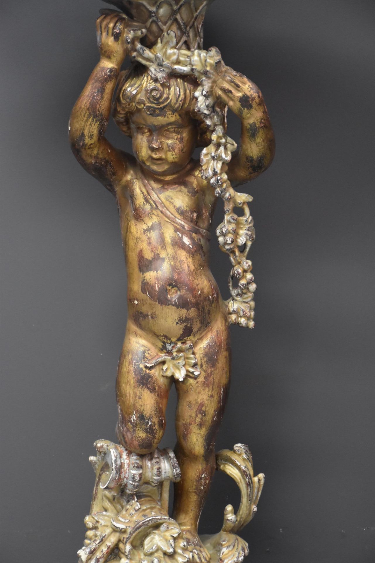 Venetian planter in carved and silvered wood representing a cherub with a shell. Height : 102 cm. - Bild 2 aus 4