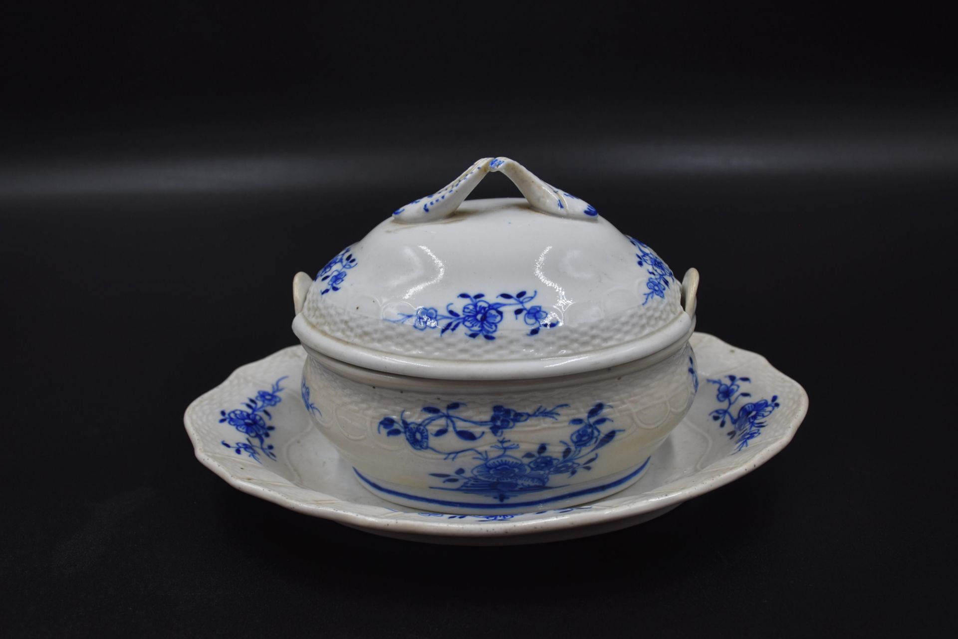 Small covered bowl in porcelain of Tournai with Ronda decoration matched with its tray. Wicker and t - Image 3 of 5