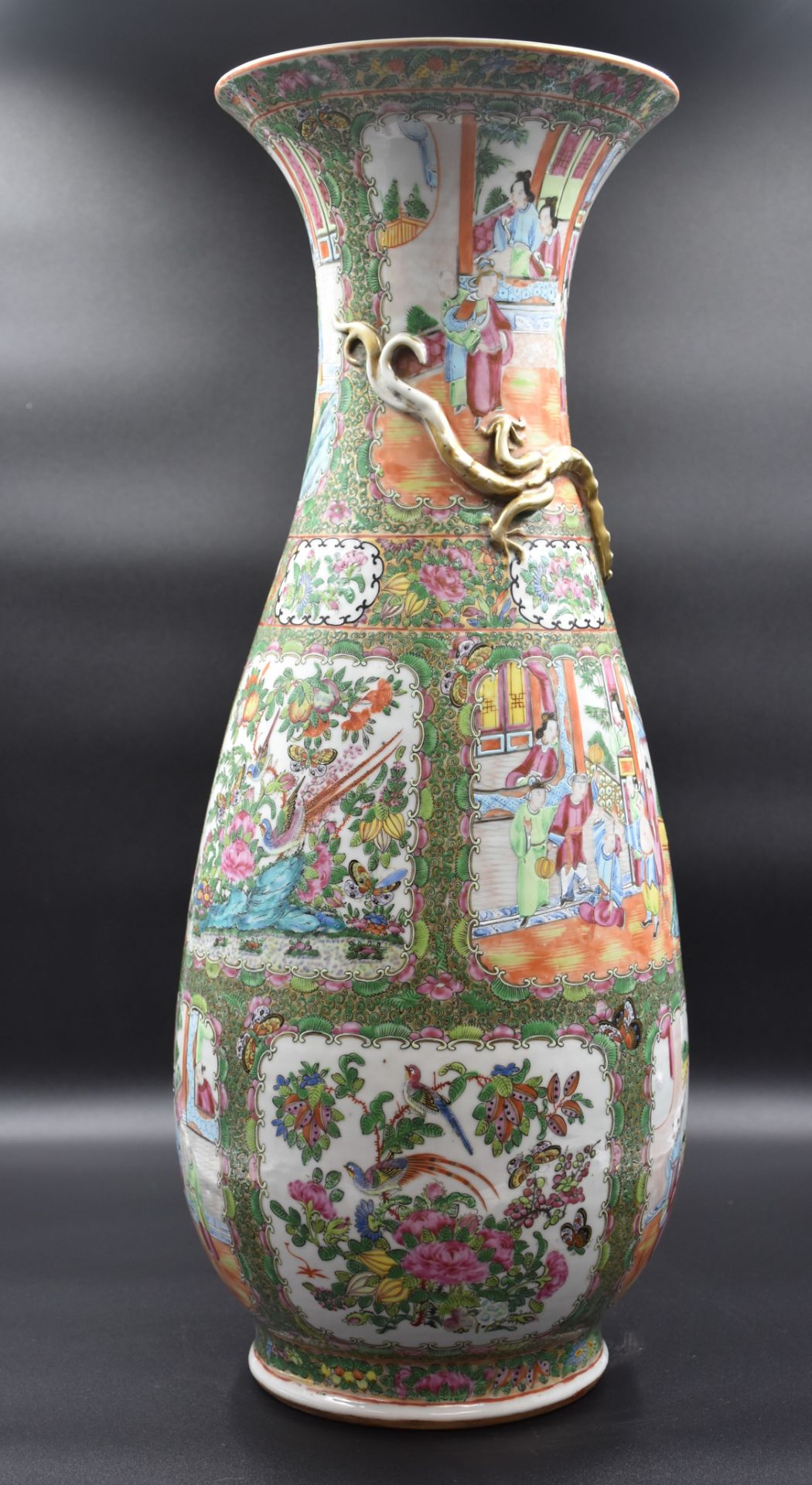 Canton porcelain vase with animated decorations in reserves. Gilded dragon in relief chasing the sac - Bild 5 aus 8