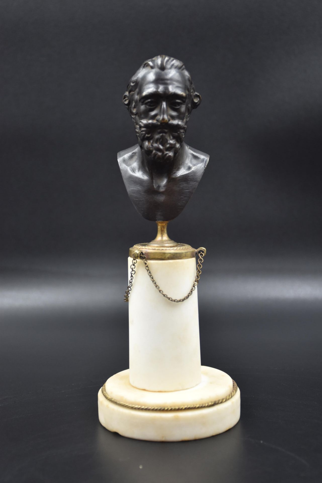 Pair of 18th century bronze busts, white marble bases representing Henry IV and an illustrious chara - Bild 5 aus 6