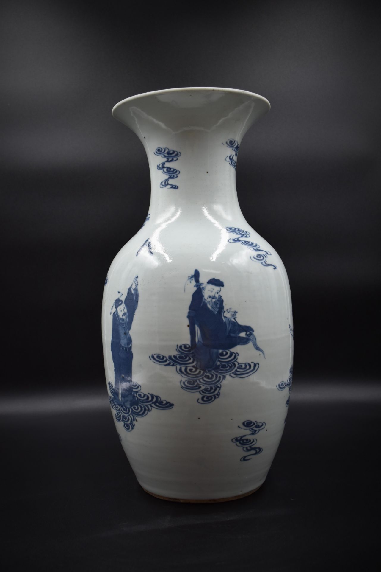 Chinese porcelain vase decorated with immortals and its wooden base ht: 46 cm. - Bild 3 aus 4