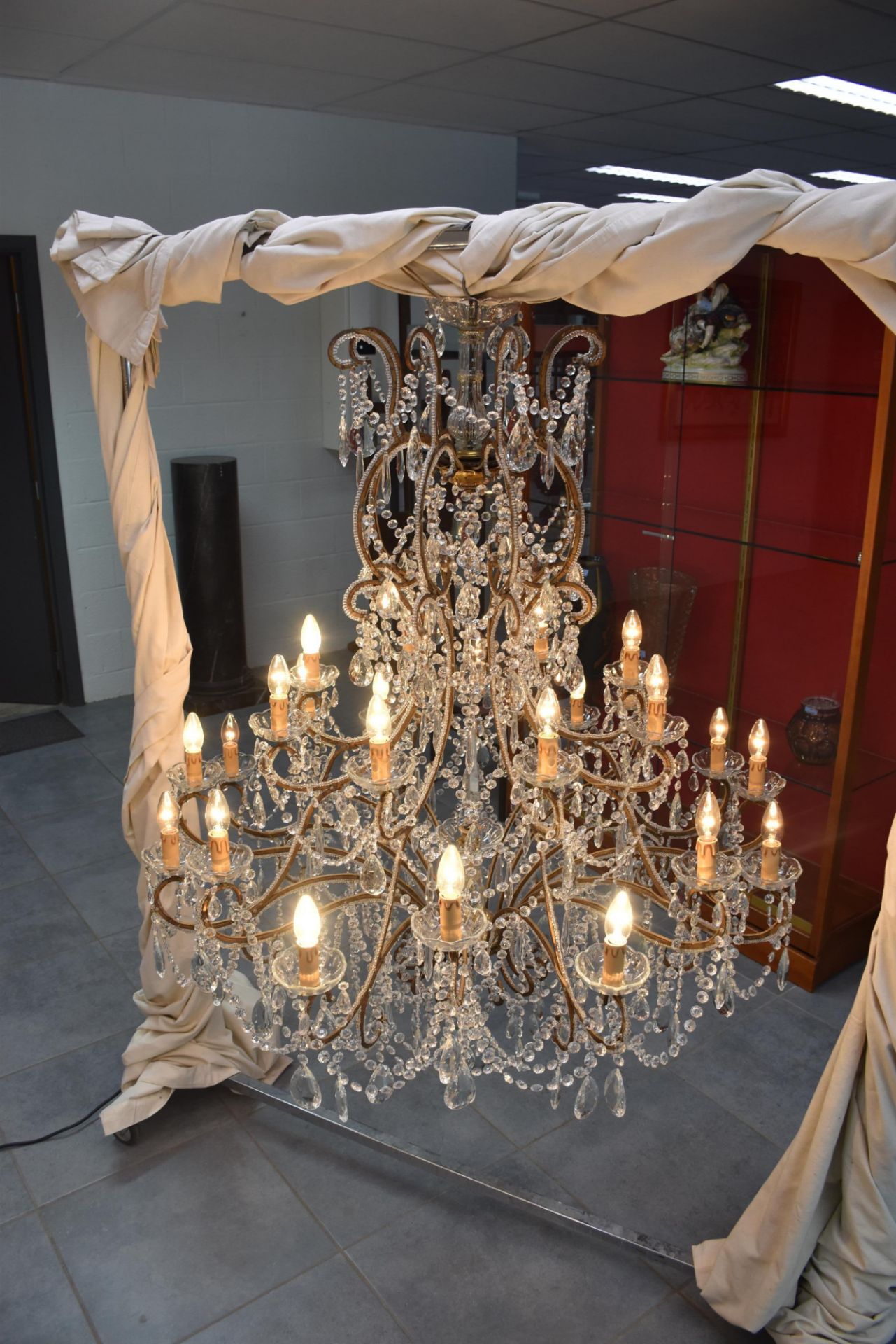 Exceptional pair of Italian romantic baroque type lights with 24 sconces circa 1960 from the famous  - Bild 5 aus 5