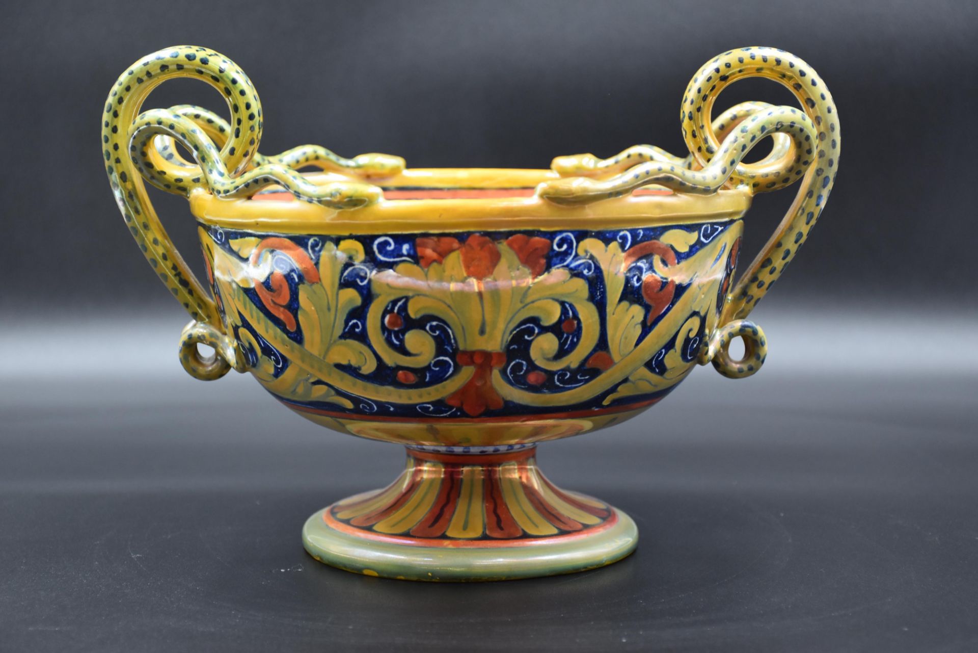 Italian earthenware vase in the taste of the Renaissance, work around 1900. Total height : 19 cm. Di - Image 4 of 5