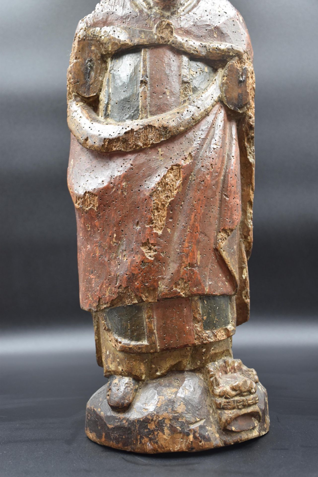 Saint with a mitre. Carved and polychromed wood around 1600. Height : 60 cm. - Image 3 of 4