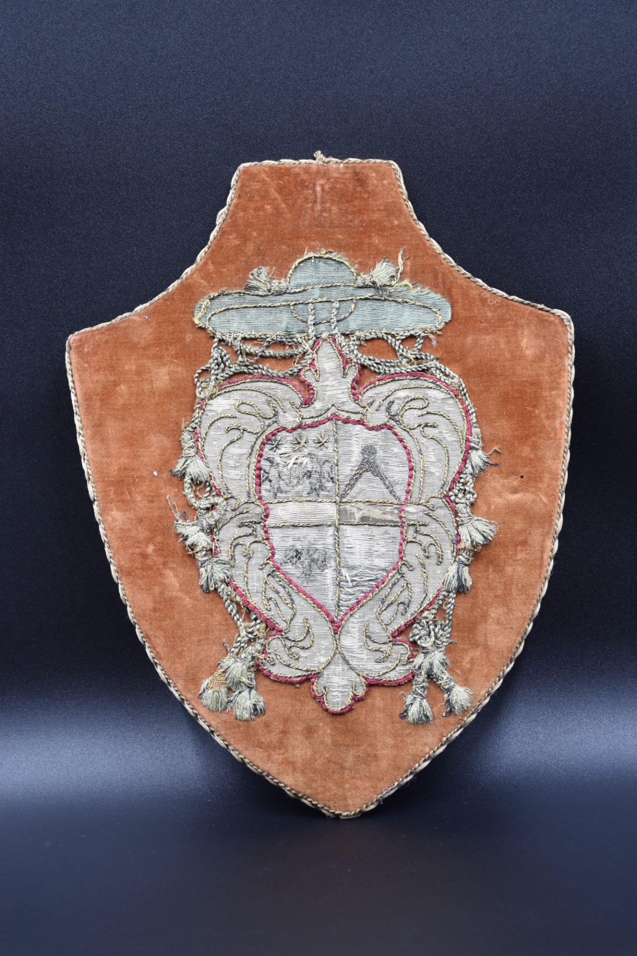 Coat of arms / heraldry : Pair of embroidered coats of arms XVIII th century. Ht panels: 19. - Image 2 of 6