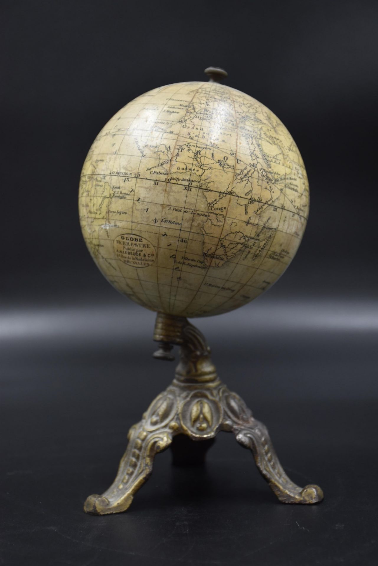 Earth globe circa 1880. Foot in cast iron. House Lebègue. Height : 18 cm