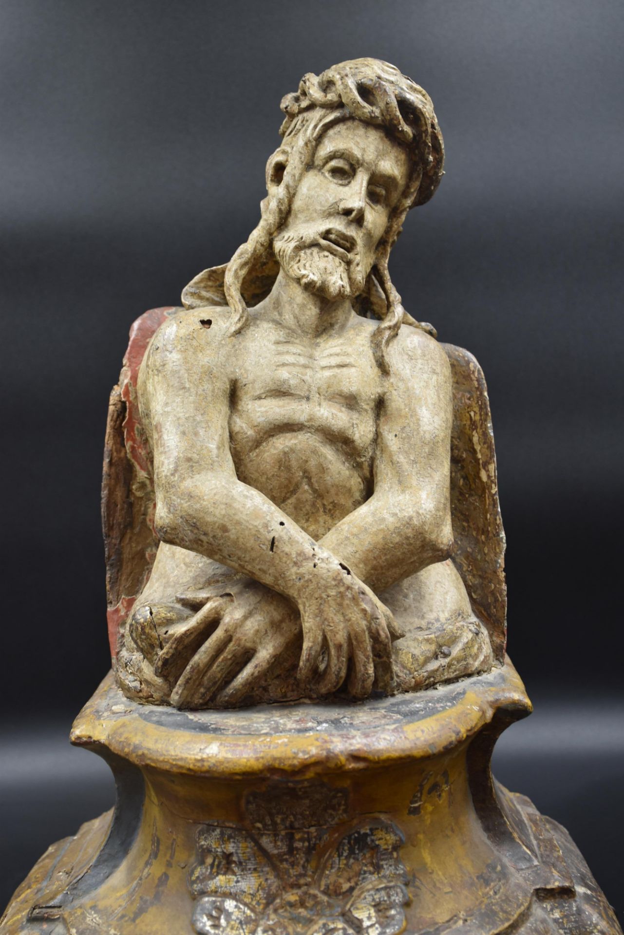 Bust of Christ with ties and crown of thorns in carved and polychrome wood. France XVIII th century. - Bild 2 aus 3