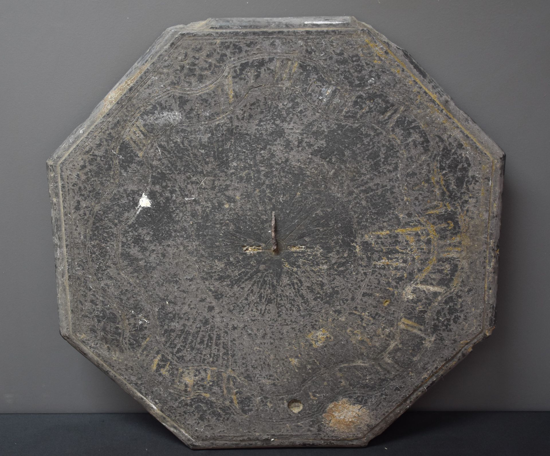 Sundial in blue stone. Period XVIII th century. (small chips, wear). Diameter : 45 cm. - Bild 3 aus 4