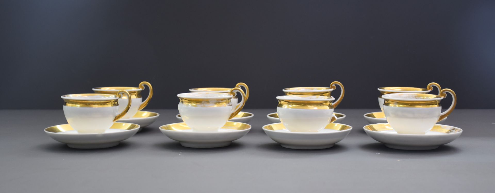 Part of a coffee service in Brussels porcelain with golden edges. Empire style. Composed of a coffee - Bild 4 aus 10