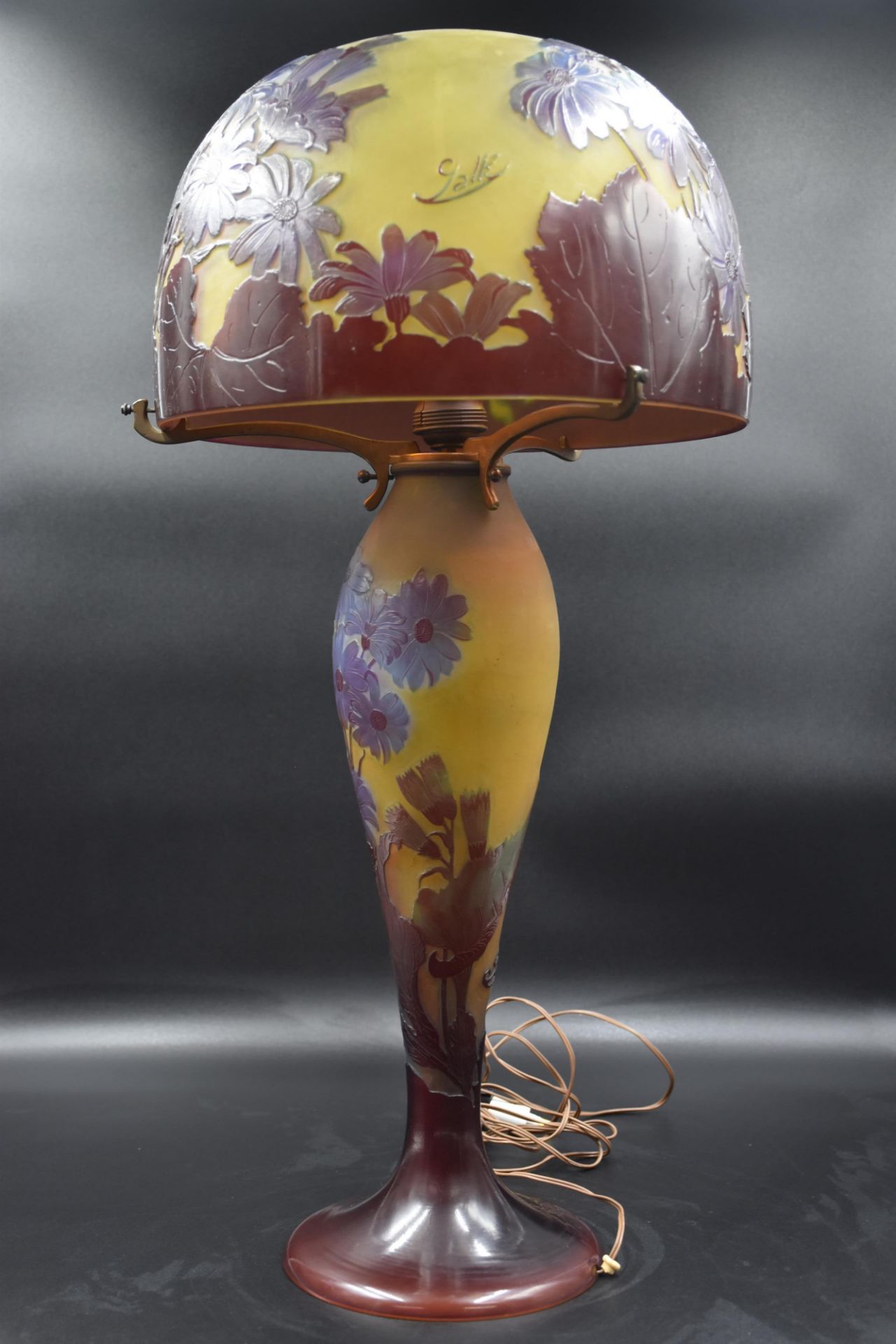 Emile GALLÉ (1846-1904). Mushroom lamp with an art nouveau floral decoration, acid-etched. An incide